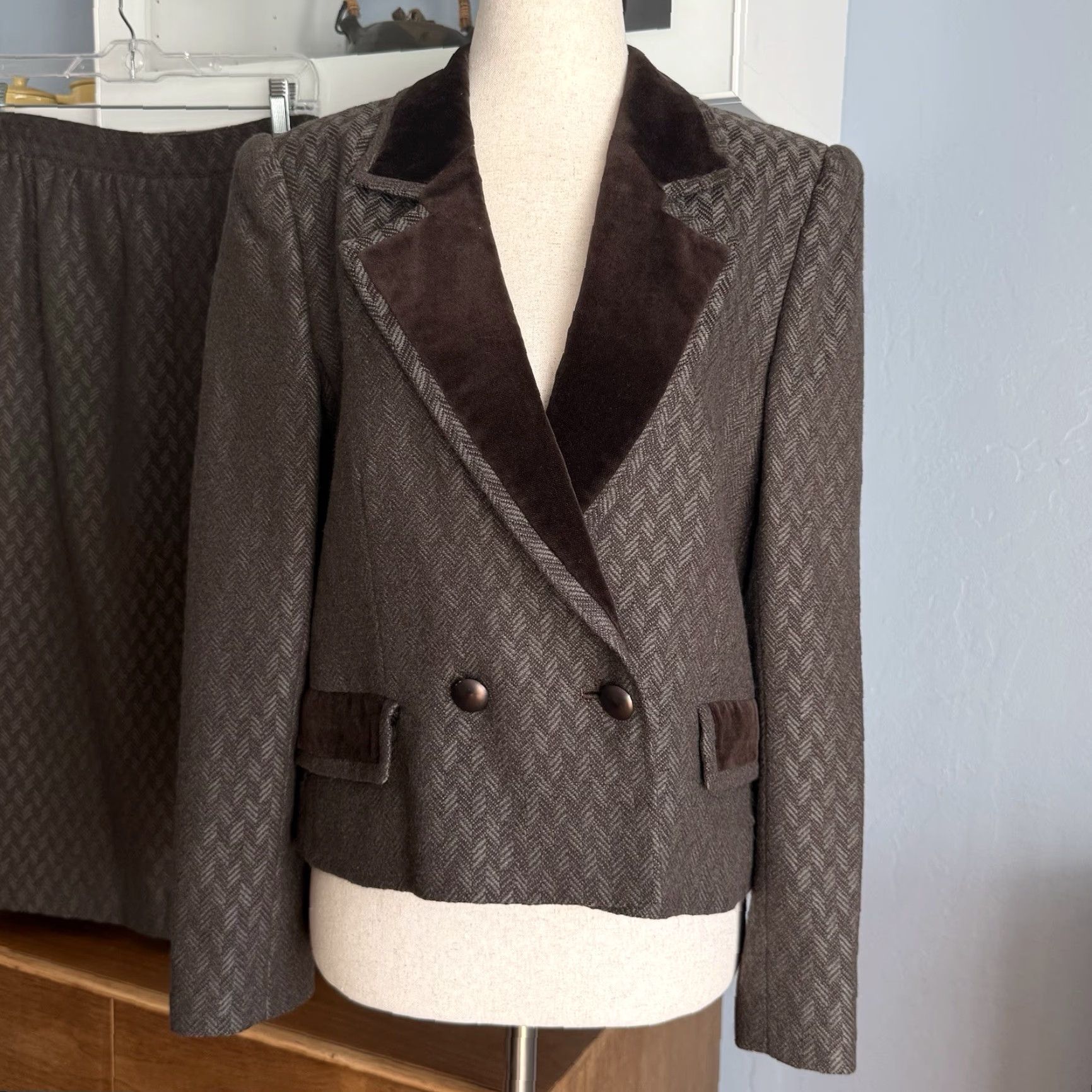 Louis Feraud VINTAGE Louis Feraud Wool Herringbone Tweed Jacket Skirt Suit Velvet Trim Sz 40 Brown/Gray 1980s Tailored Men/Women? Size 32" / US 10 / IT 46 - 7 Thumbnail