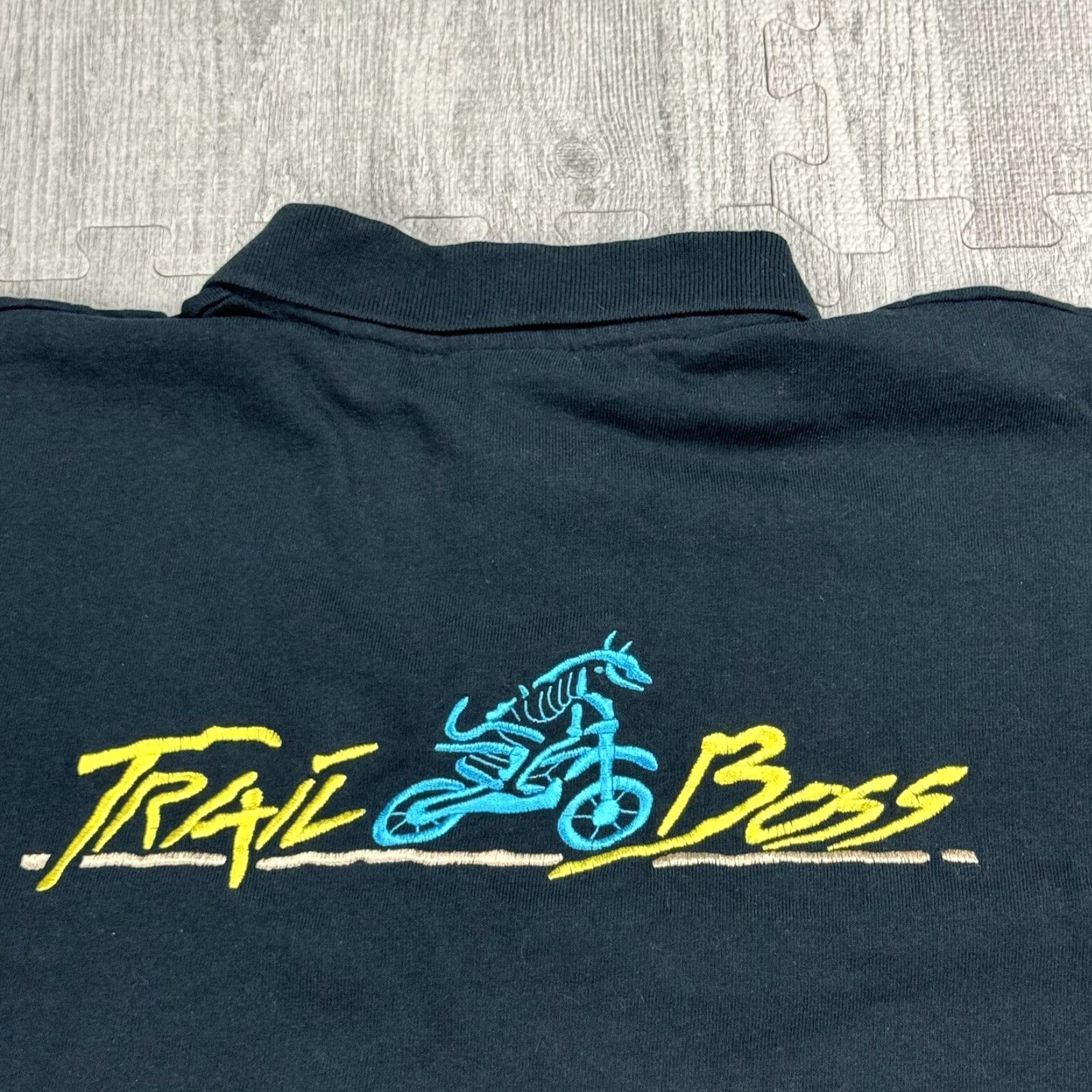 Anvil VTG TRAIL BOSS MOUNTAIN BIKING SHIRT USA Button-Down Polo 2XL Black Mens Organic Cotton Knit Embroidered Logo 90s 80s Vintage USA Theme Size US XXL / EU 58 / 5 - 7 Thumbnail