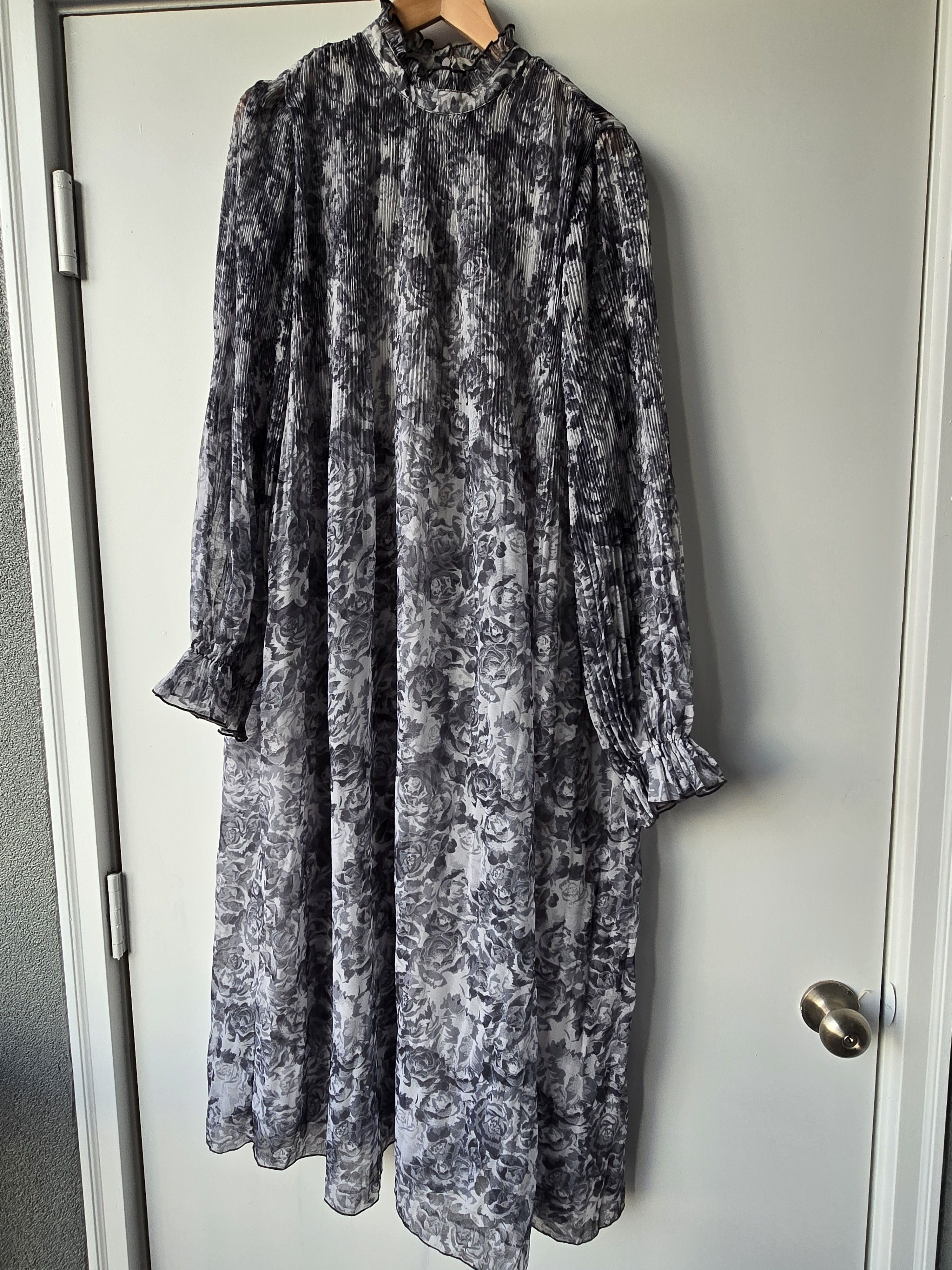 Ganni Floral Print Plisse Crepe de Chine Midi Dress Phantom Gray Size M / US 6-8 / IT 42-44 - 1 Thumbnail