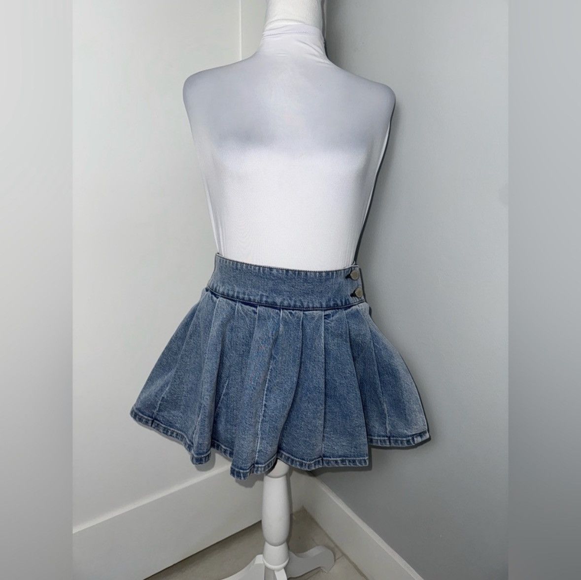 Alice + Olivia Alice + Olivia Noah Denim Pleated Skort/ Size 26 Size 26" / US 2 / IT 38 - 6 Thumbnail