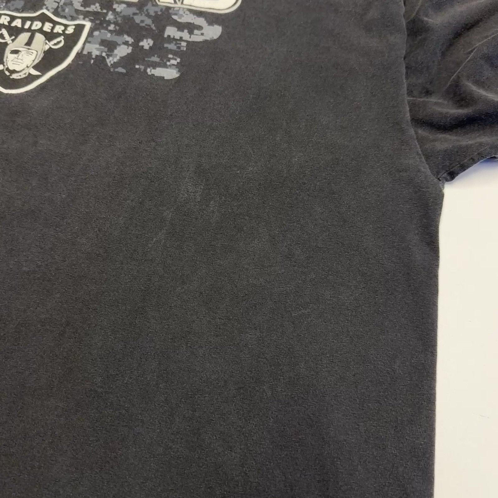 NFL Vintage Oakland Raiders T Shirt Mens 2XL Faded Black NFL Sho Size US XXL / EU 58 / 5 - 7 Thumbnail