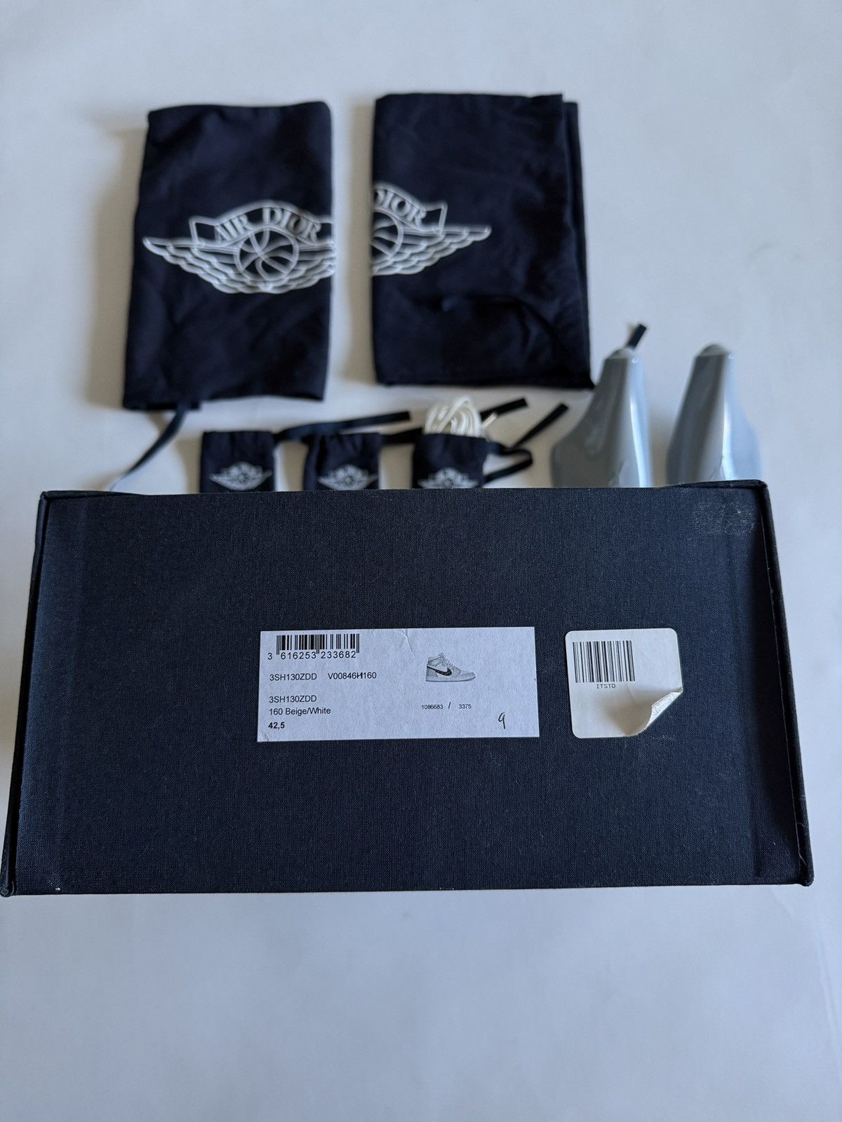 Dior × Jordan Brand Dior x Air Jordan 1 High Size US 9 / EU 42 - 19 Thumbnail