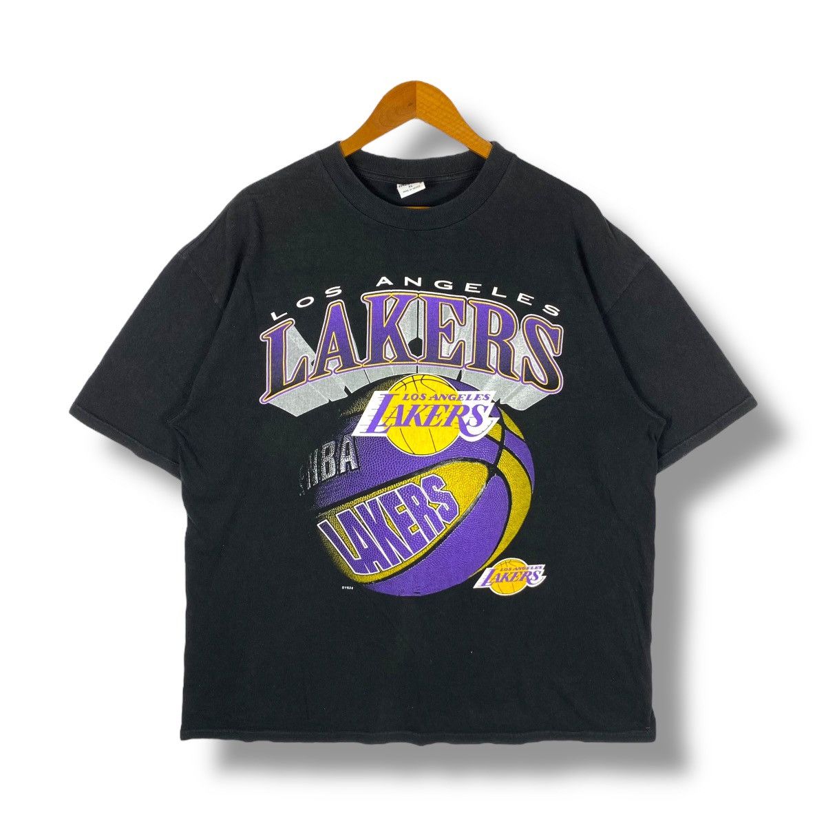 NBA × Vintage Vintage 90's LOS ANGELES LAKERS Nba Graphic Tee Shirt Size US XL / EU 56 / 4 - 1 Thumbnail