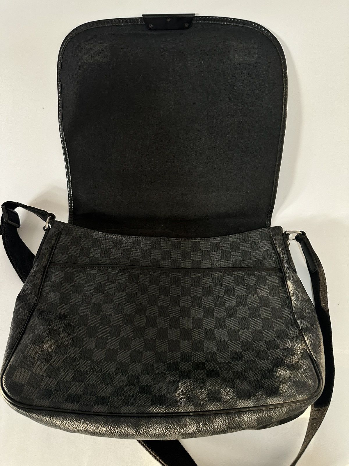 Louis Vuitton Louis Vuitton Damier Graphite Canvas Daniel MM Messenger Bag Size ONE SIZE - 6 Thumbnail