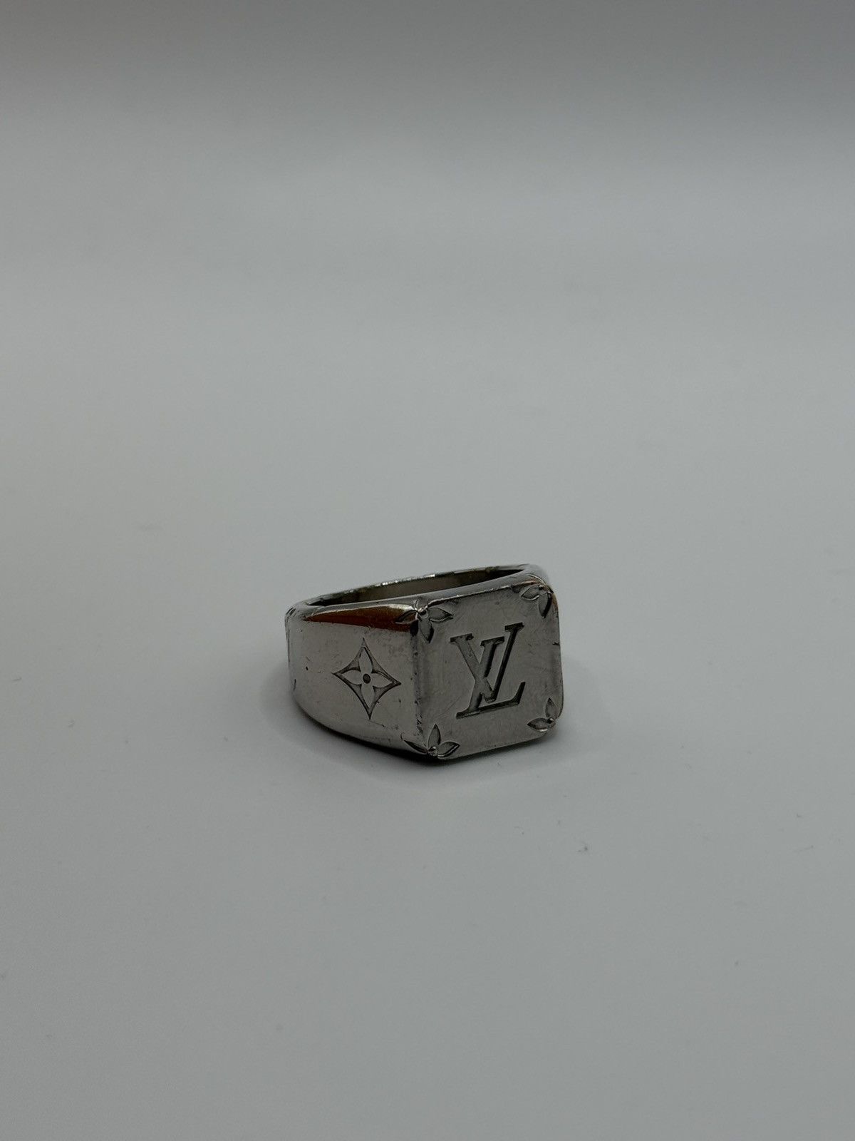 Louis Vuitton Louis Vuitton Monogram Signet Ring Size M Size ONE SIZE - 2 Thumbnail