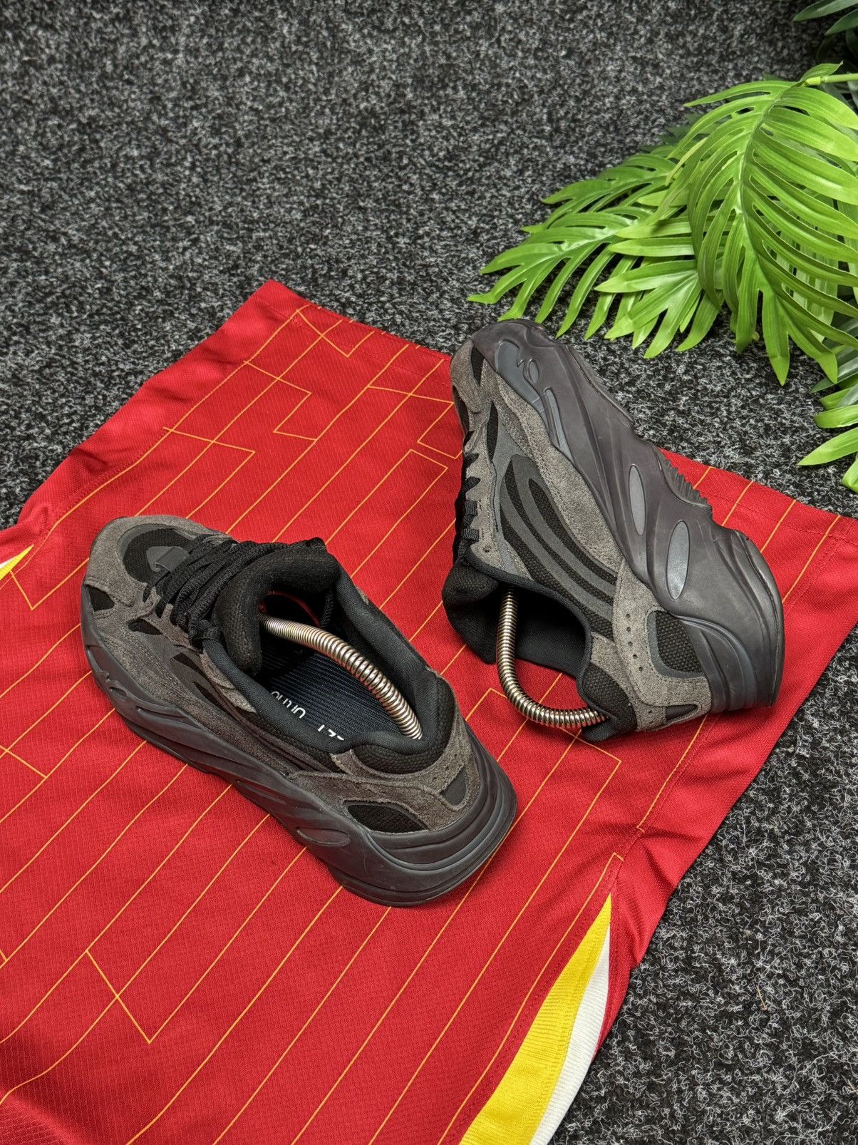 Adidas Adidas Yeezy Boost 700 V2 Vanta FU6684 Size 39 Size US 6 / IT 36 - 9 Thumbnail
