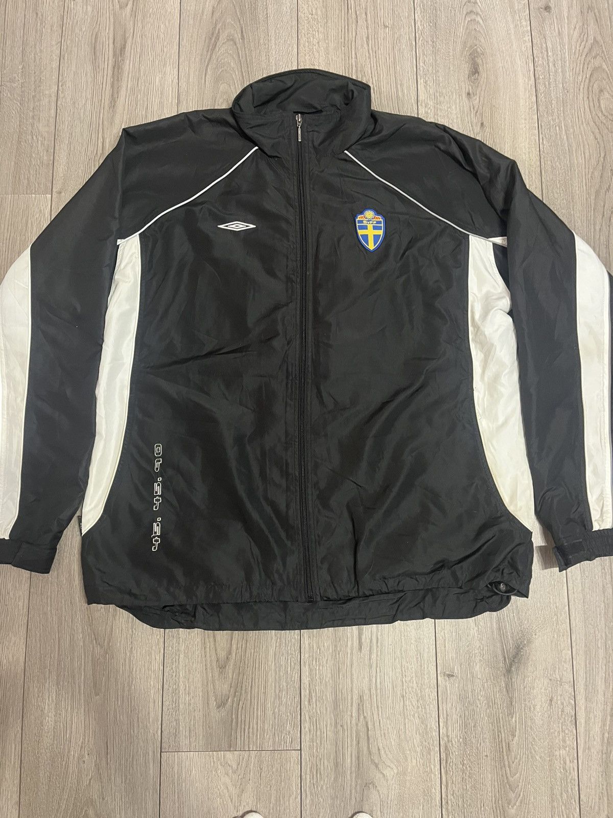 Umbro × Vintage VINTAGE MEN'S UMBRO SWEDEN NATIONAL TRACK JACKET SOCCER Size US XL / EU 56 / 4 - 1 Thumbnail