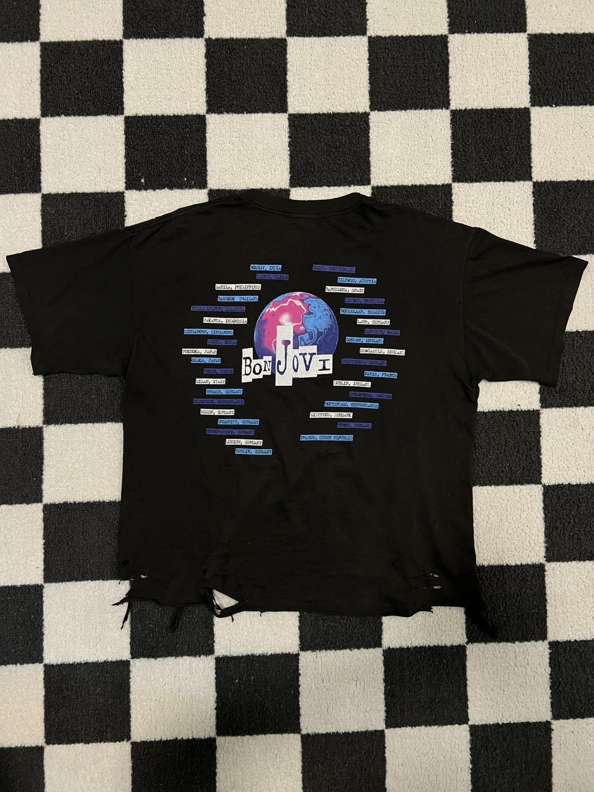 Vintage Vintage 1994 Bon Jovi Tour Thrashed Tee Size US XL / EU 56 / 4 - 9 Thumbnail