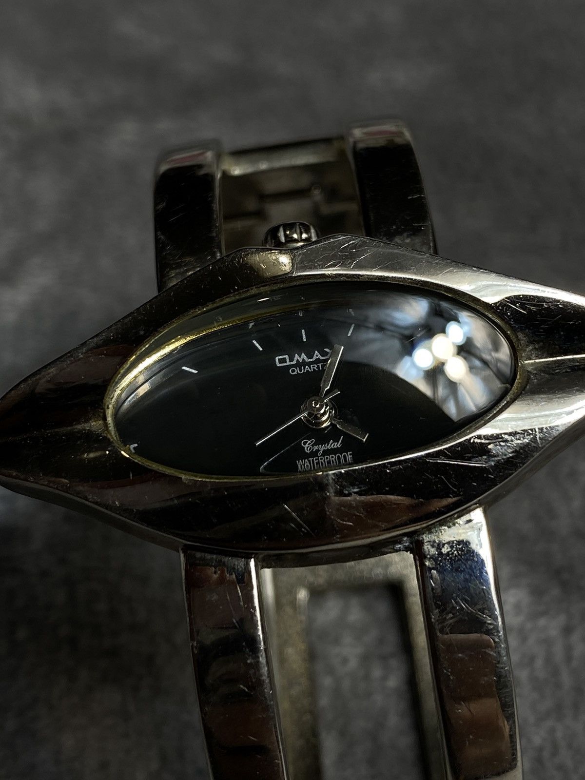 Vintage Omax Lip-Shaped Bracelet Watch — Unique Style Size ONE SIZE - 3 Thumbnail