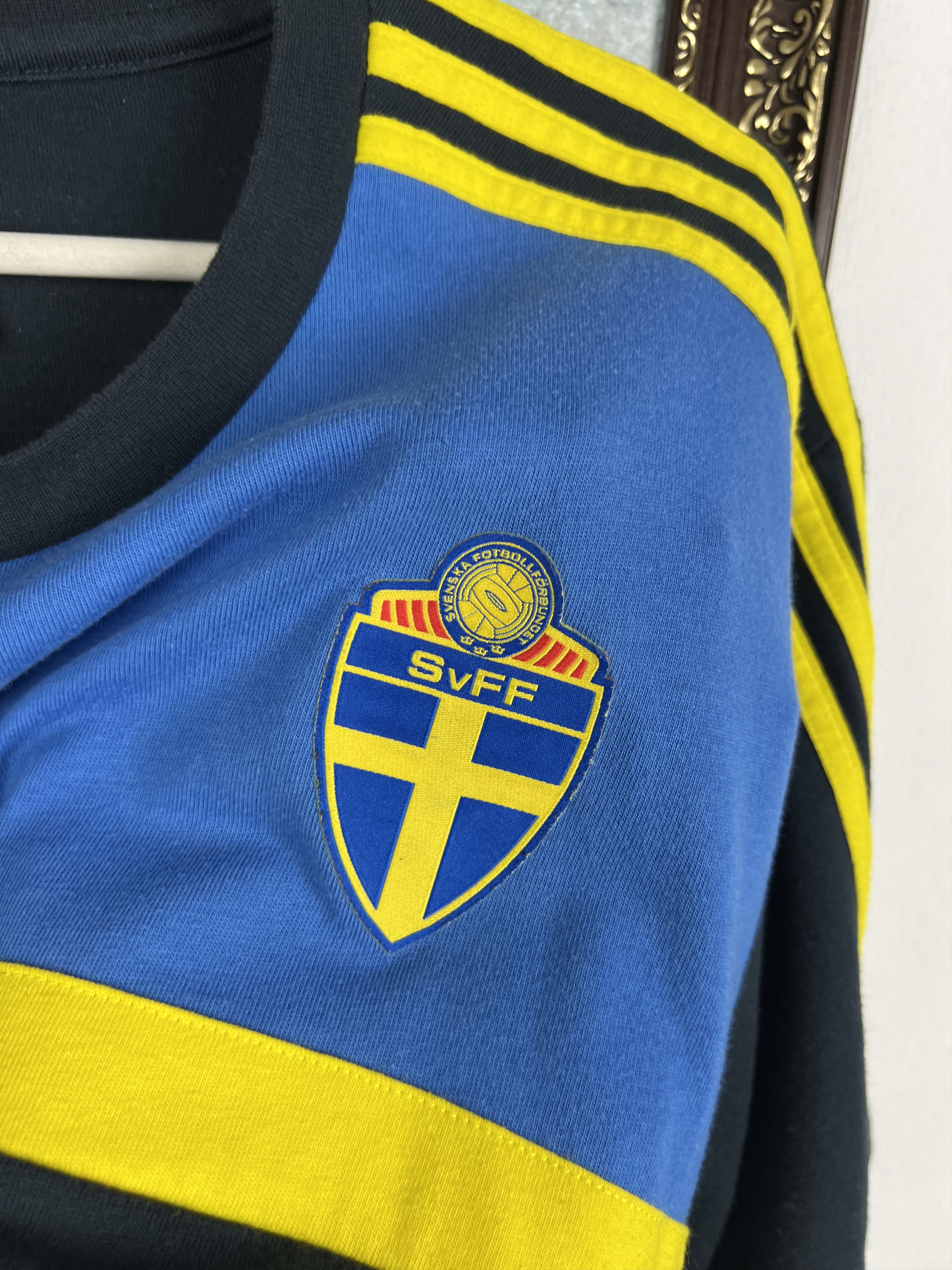Adidas Sweden Football Train Shirt Soccer Jersey National Trikot Size US L / EU 52-54 / 3 - 4 Thumbnail