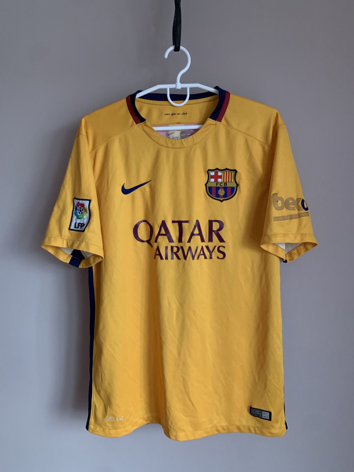 Nike Barcelona 2015 Away Football Shirt Nike Soccer Jersey Sz L Size US L / EU 52-54 / 3 - 1 Thumbnail
