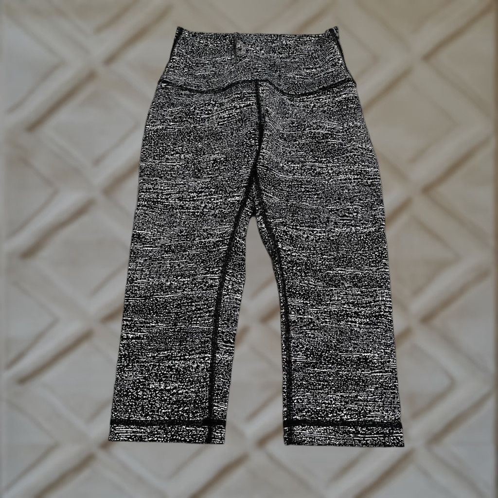 VINTAGE Lululemon Athletica Crop Leggings Womens 4 Black White Patterned Active 22x16.5