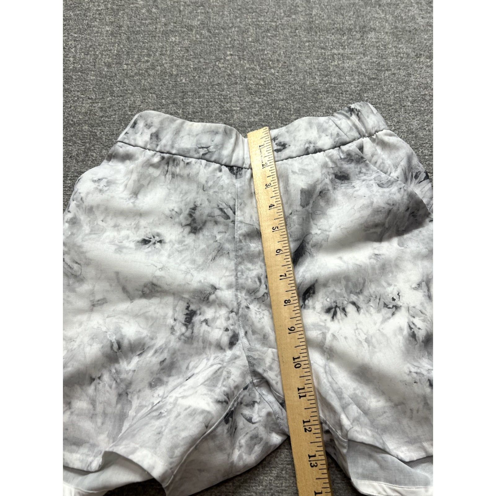 Lululemon Lululemon Flat Front Relaxed Short High-Rise 5" Marble White Pockets Women's 2 Inseam 5" Moisture Wicking Zip Pocket Athletic Summer Activewear Size 26" / US 2 / IT 38 - 4 Thumbnail