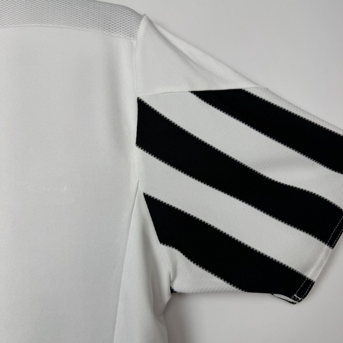 Adidas JUVENTUS 2015 2016 HOME FOOTBALL SHIRT SOCCER JERSEY ADIDAS Size US M / EU 48-50 / 2 - 19 Thumbnail