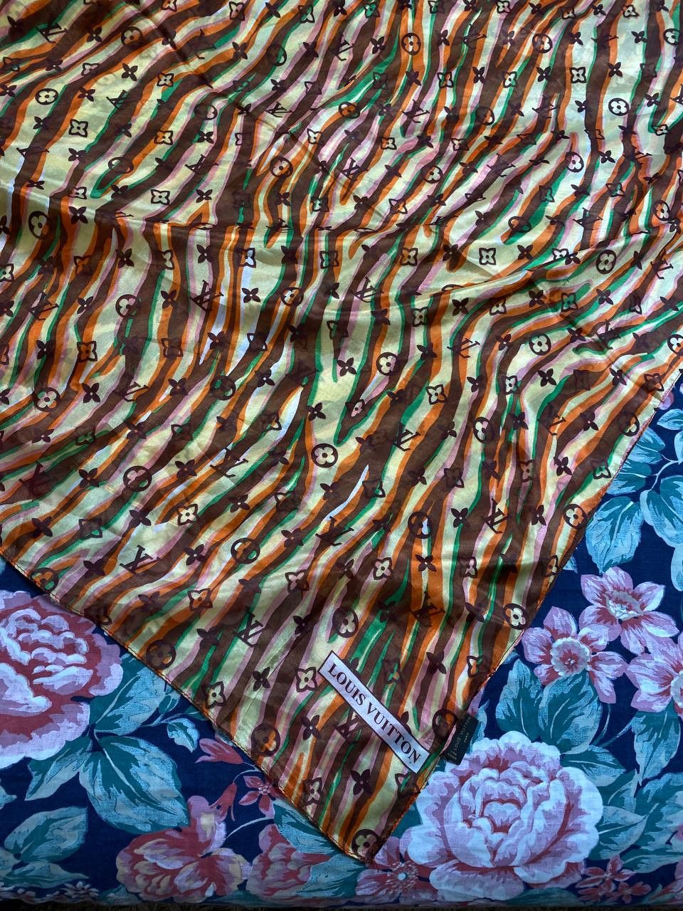 Louis Vuitton Louis Vuitton Multicolor Silk Geometric Shawl Scarf . Size ONE SIZE - 8 Thumbnail