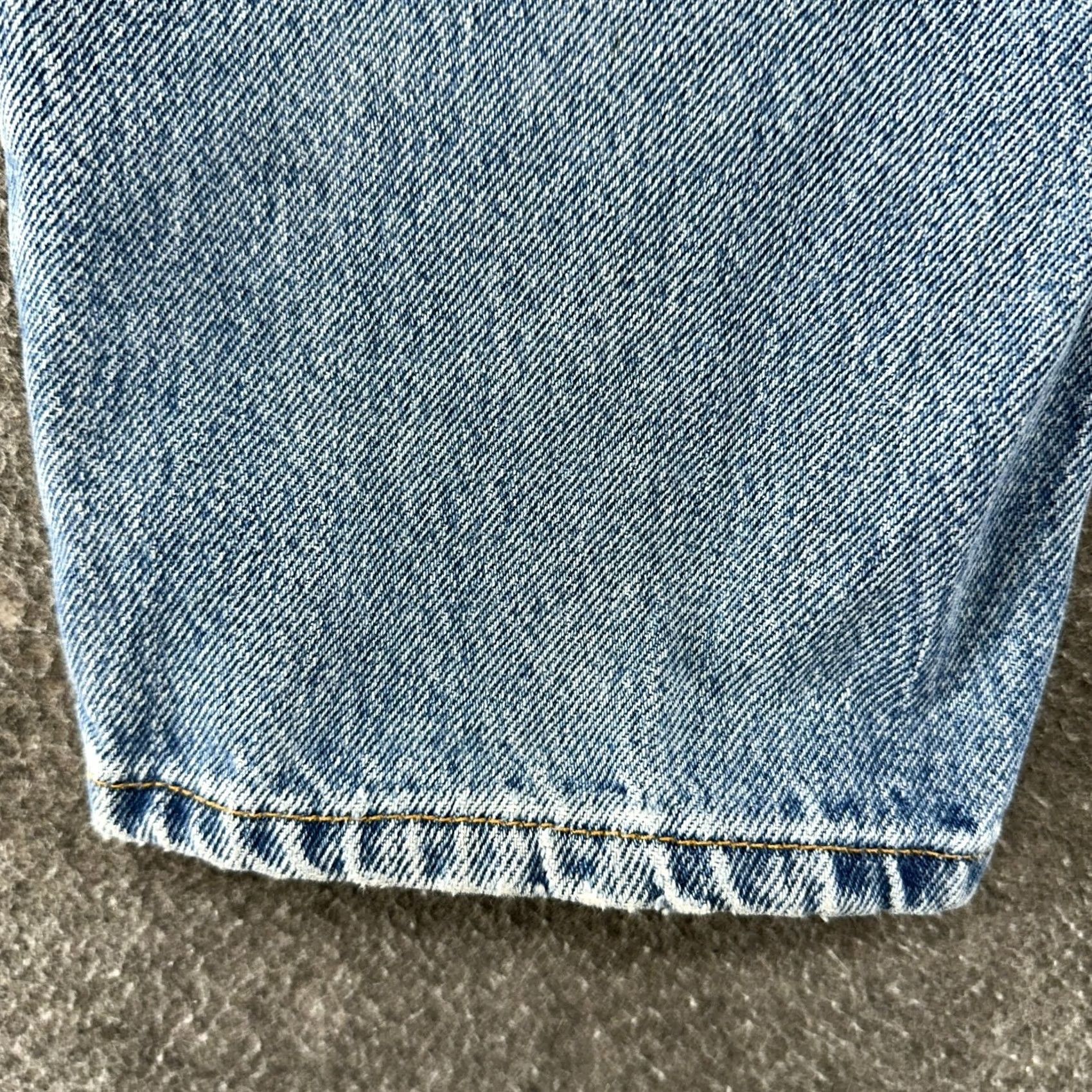 Levi's VINTAGE Levi's 560 Jeans Men 31 30 Blue Light Wash Tapered Relaxed 90s Denim 5-Pocket Logo Zipper Buttons Mens Size US 31 - 4 Thumbnail