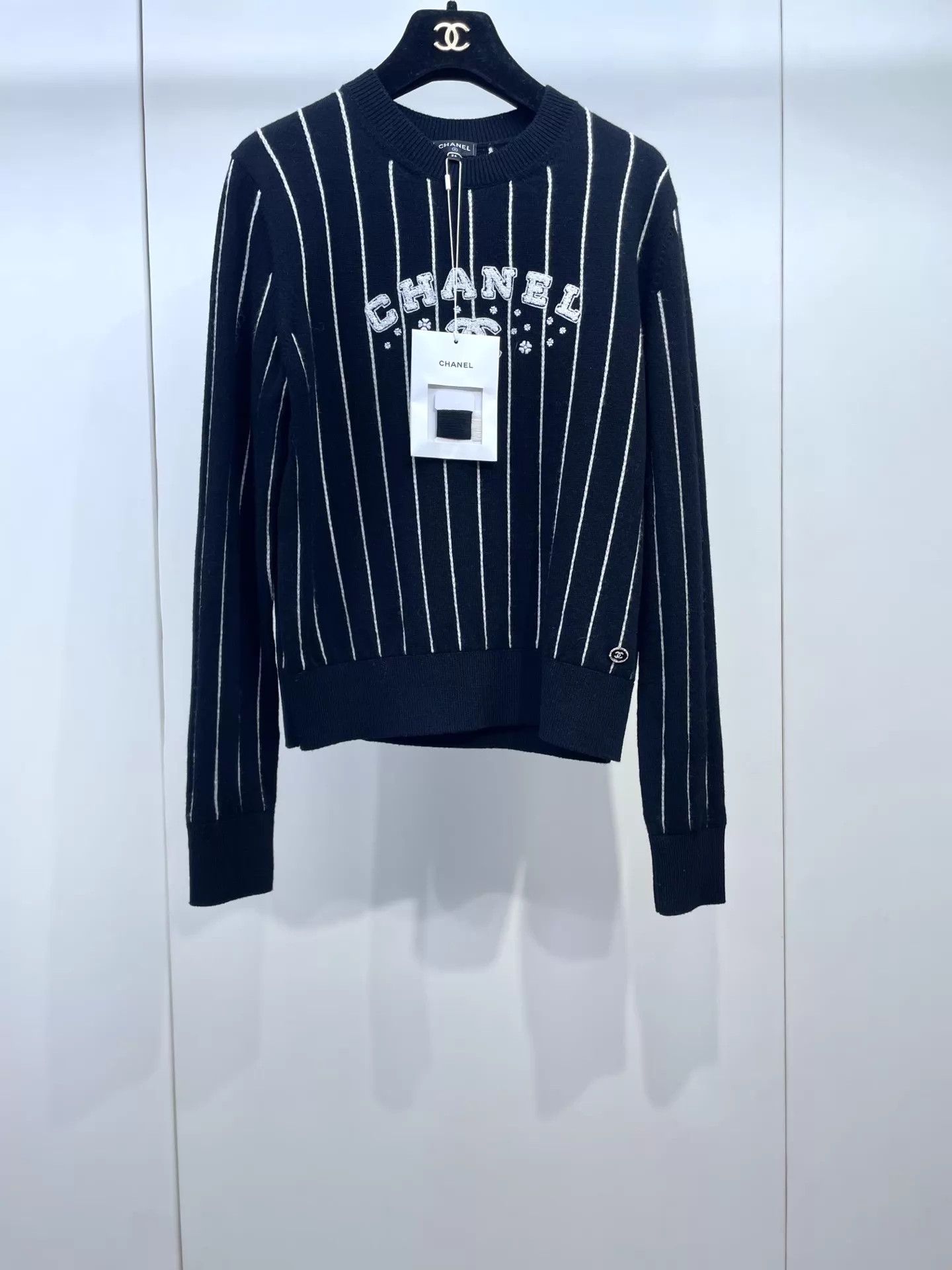Chanel Chanel Black & White V Stripe Logo Knit Sweater 34 Size XS / US 0-2 / IT 36-38 - 1 Thumbnail
