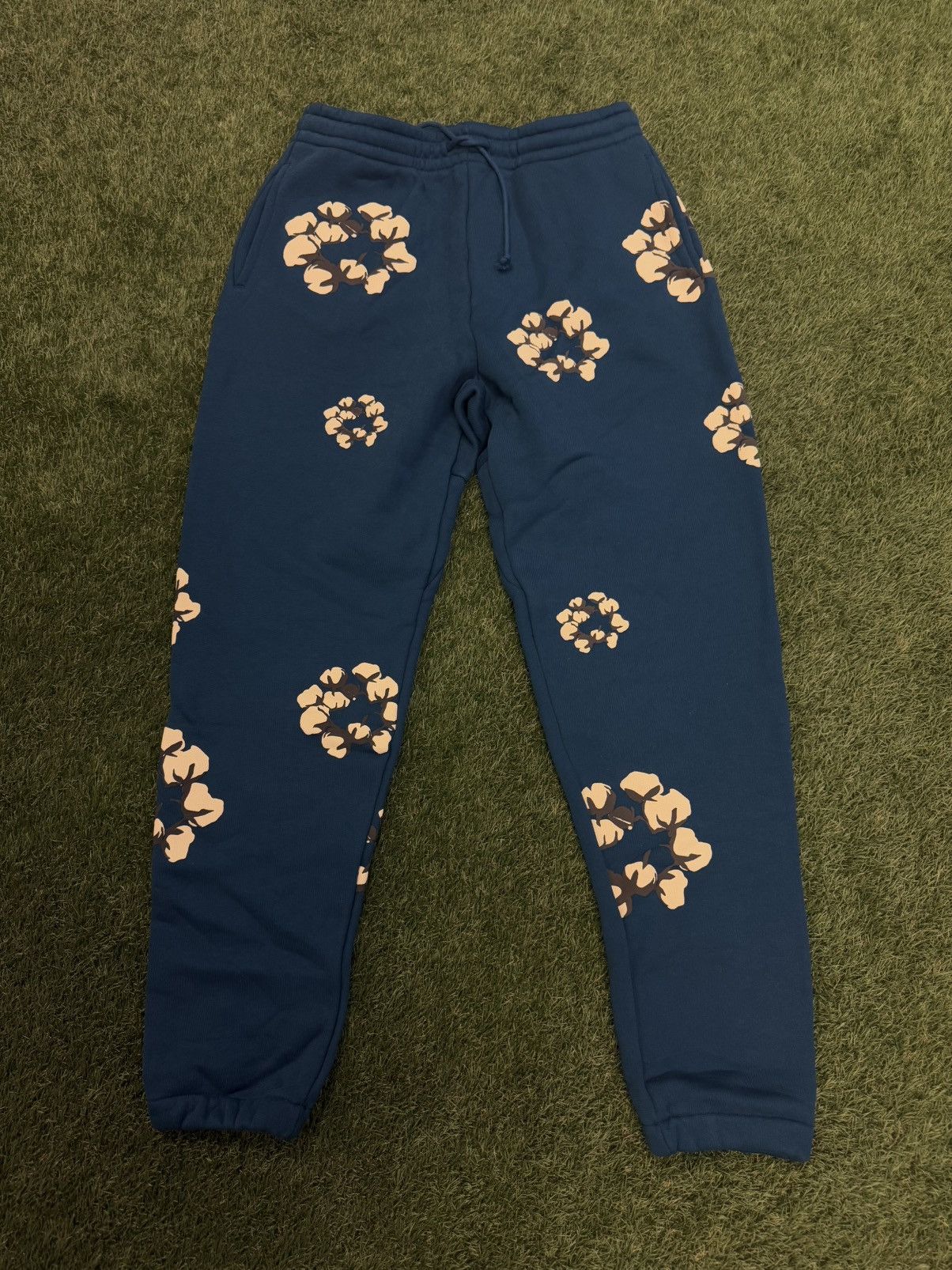 Cactus Plant Flea Market × DENIM TEARS Denim Tears x CPFM Cotton Wreath Sweatpants (M) (NEW) Size US 29 - 1 Thumbnail