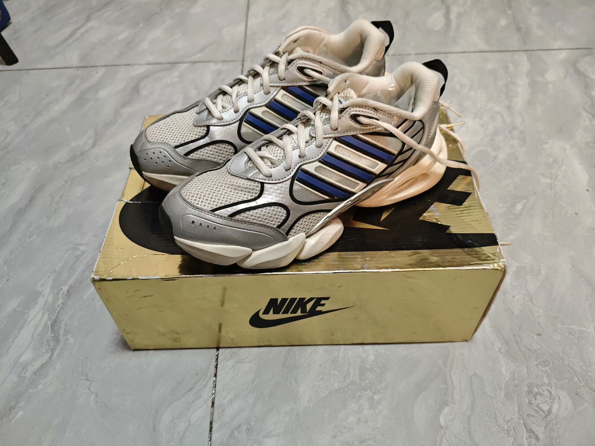 Adidas Adidas Silver Lowtop Sneakers 10 Men Size US 10 / EU 43 - 1 Thumbnail