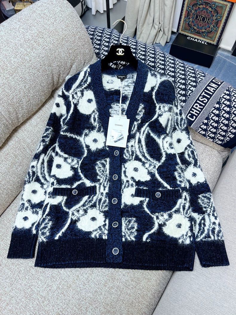 Chanel Chanel Color-matched camellia pattern V-neck long-sleeved Size XS / US 0-2 / IT 36-38 - 4 Thumbnail