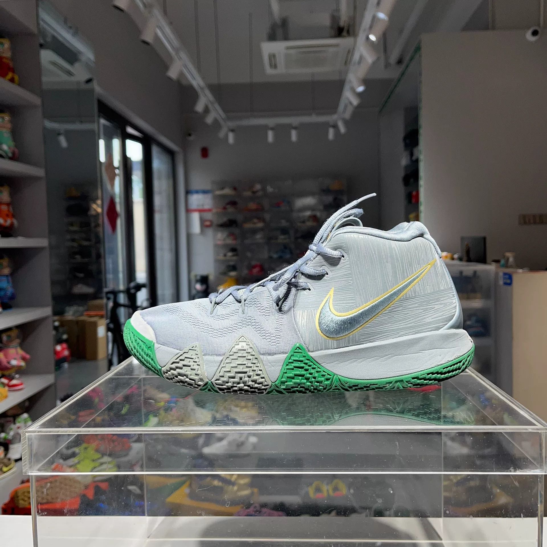 Nike Nike KYRIE Green Lowtop Sneakers 11 Men Size US 11 / EU 44 - 1 Thumbnail