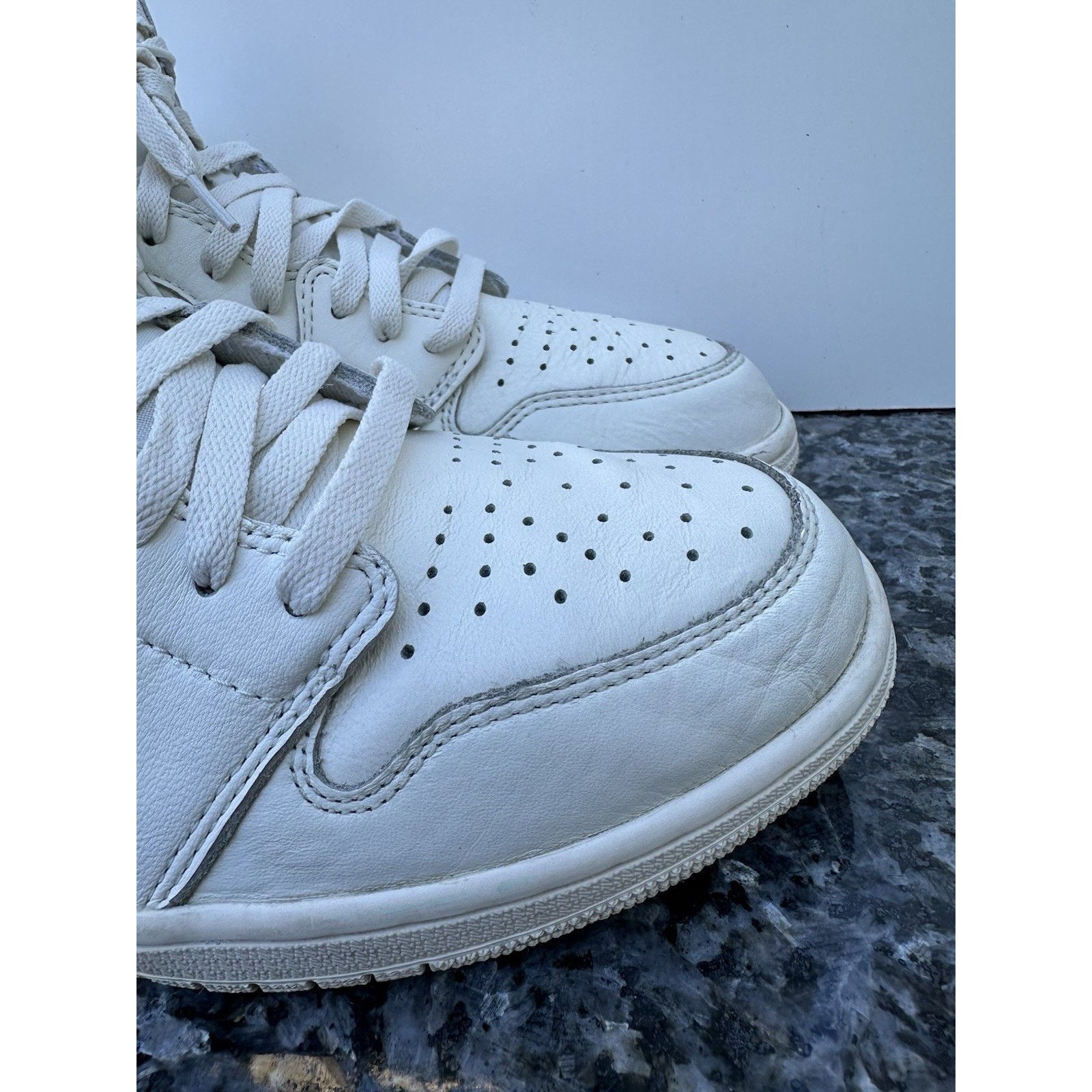 Nike RARE Nike Air Jordan 1 Retro OG High Sail University Red 11 Size US 11 / EU 44 - 4 Thumbnail