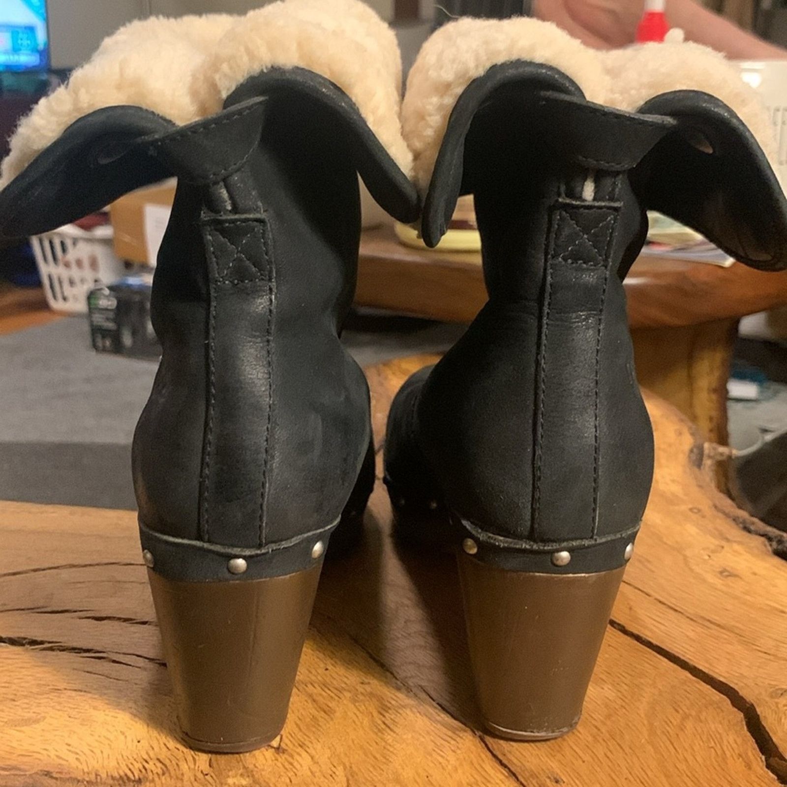 Ugg Uggs Lynnea black leather shearling clogs with studs detail Size US 5 / IT 35 - 4 Thumbnail