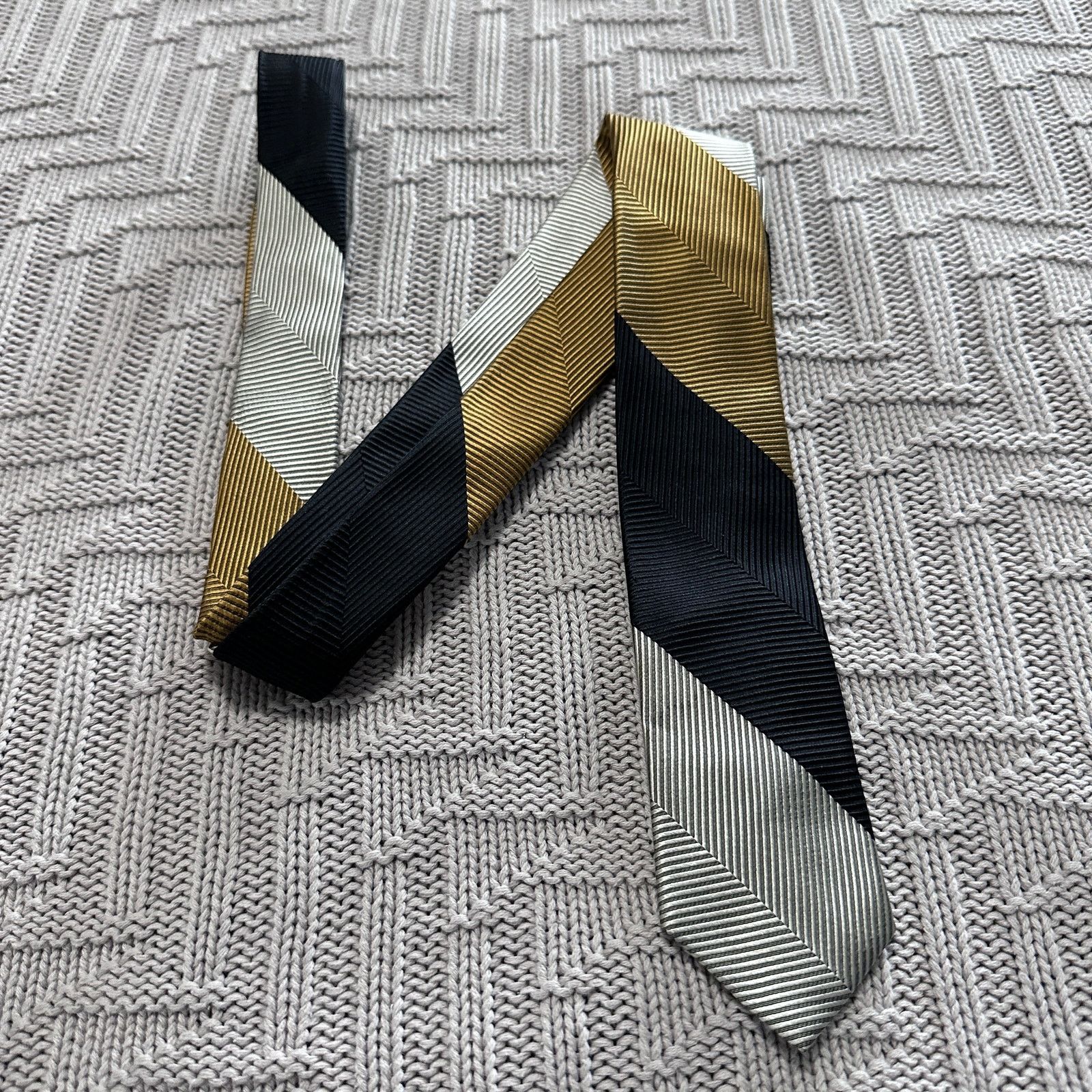 Vintage Vintage Ohrbach's black and gold skinny silk tie Size ONE SIZE - 1 Thumbnail