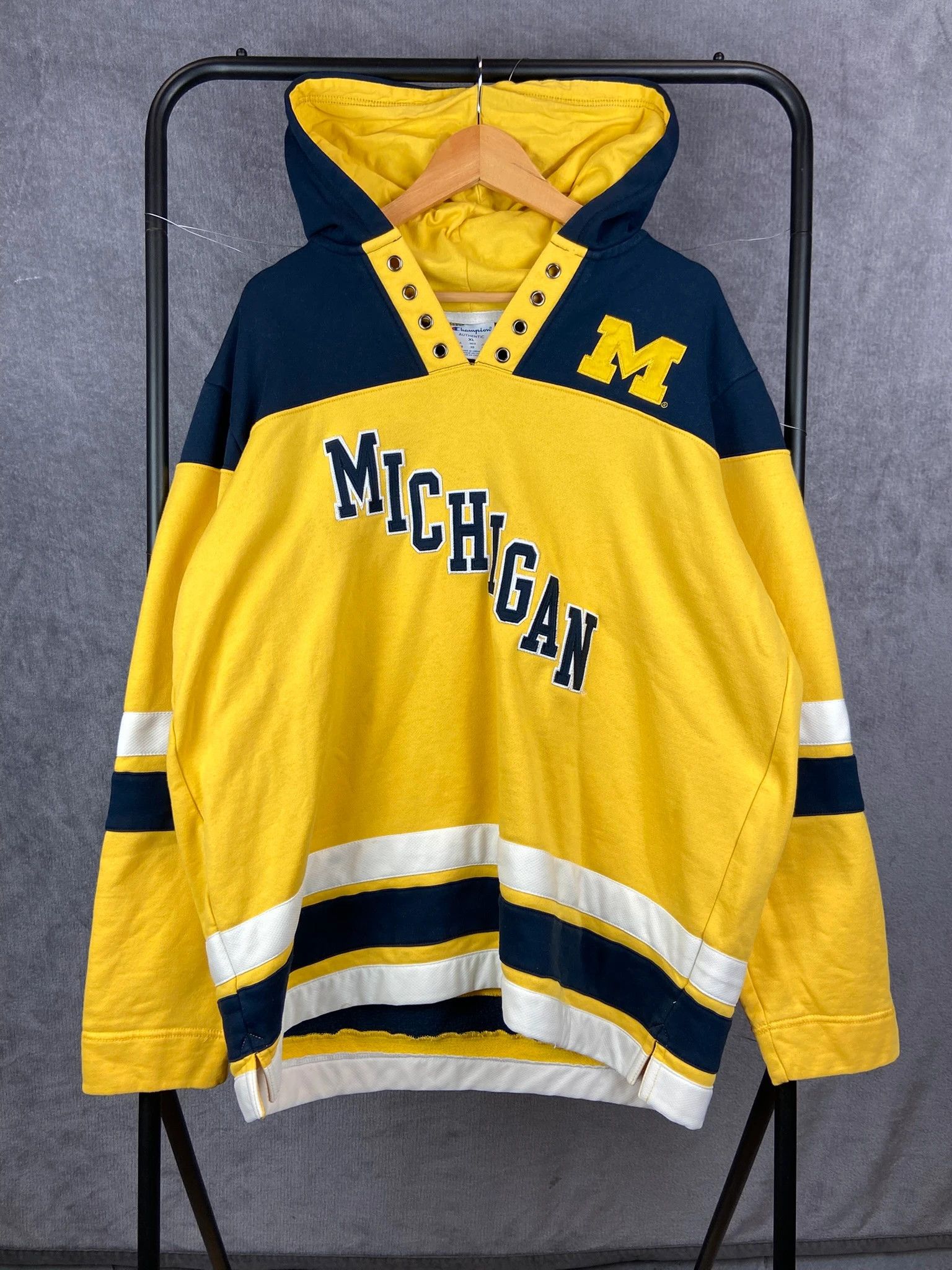 Champion Champion Michigan navy yellow varsity hoodie XL Size US XL / EU 56 / 4 - 1 Thumbnail