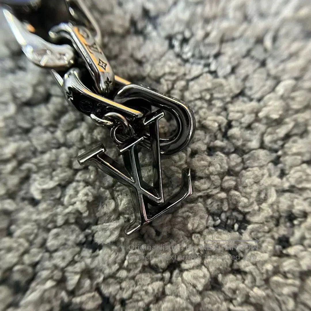 Louis Vuitton louis vuitton latest letter pattern bracelet. Size ONE SIZE - 4 Thumbnail