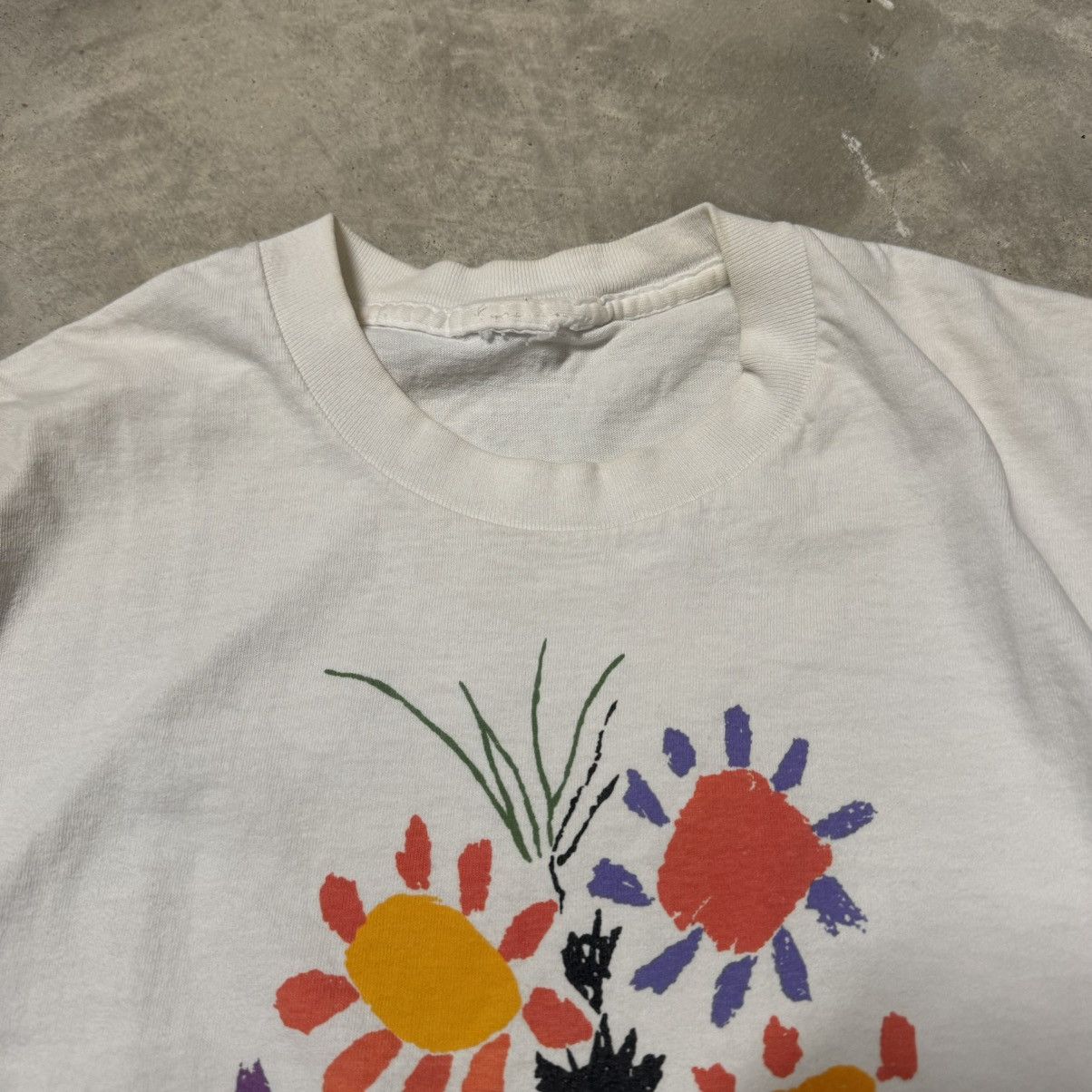Vintage vintage 90s faded Picasso flowers faded art t-shirt large Size US L / EU 52-54 / 3 - 4 Thumbnail