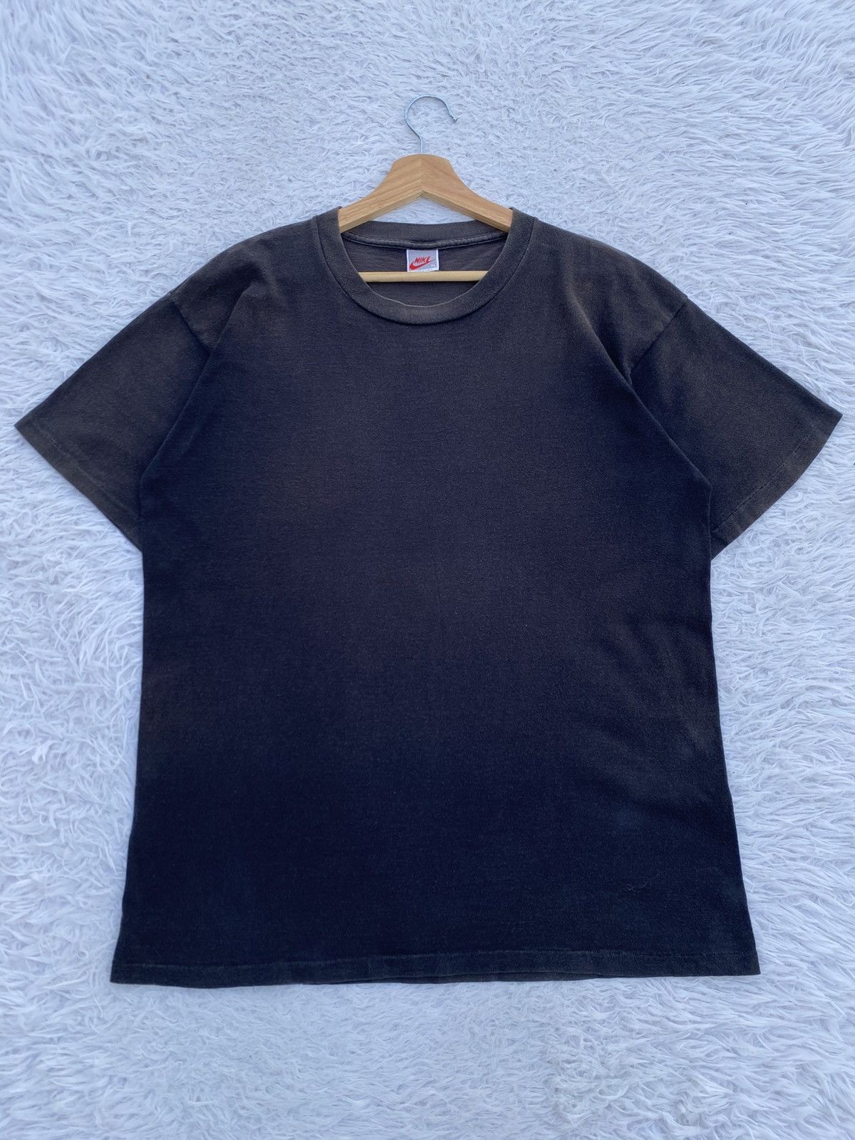 Nike Rare Vintage 90s NIKE Swoosh Logo Tshirt Size US L / EU 52-54 / 3 - 9 Thumbnail