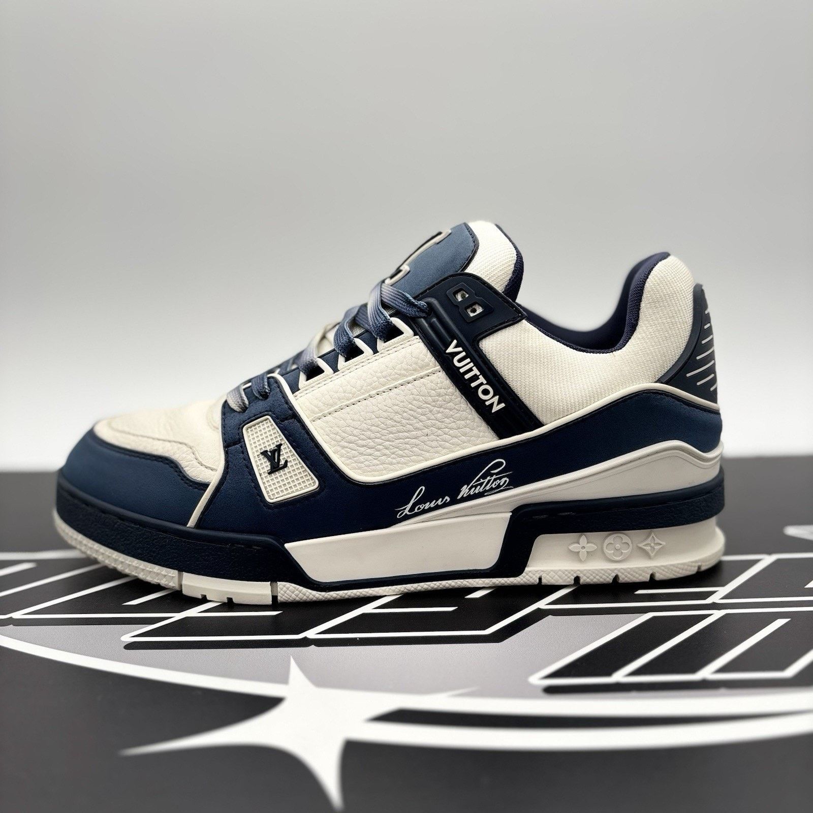 Louis Vuitton (7-7.5 US) Louis Vuitton Trainer ' White Navy '| GREAT COND! Size US 7.5 / EU 40-41 - 11 Thumbnail