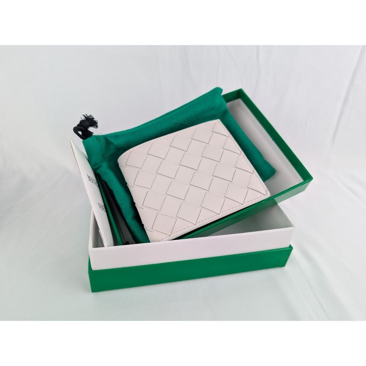 Bottega Veneta o1rshd1 Size: OS / Bi-Fold Wallet in White Size ONE SIZE - 8 Thumbnail