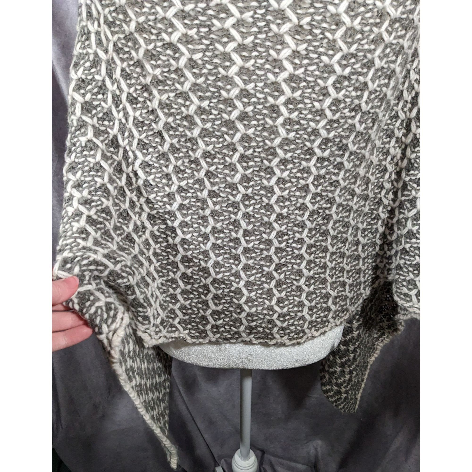 Other Simply Noelle Grey And White Chunky Knit Button Down Poncho Size ONE SIZE - 9 Thumbnail
