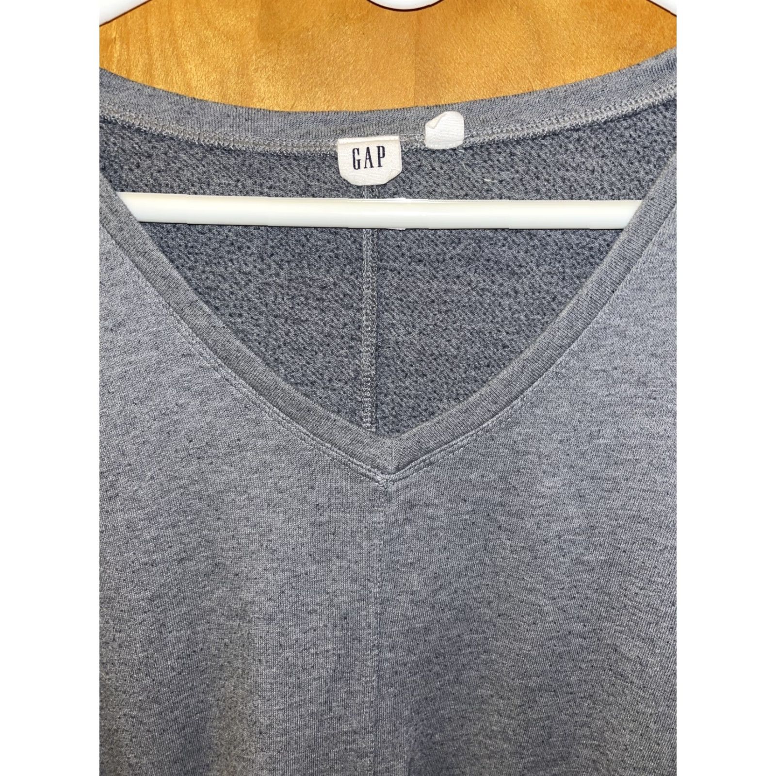 Vintage VINTAGE GAP Mens Gray V-Neck Sweatshirt Pullover 90s Style Medium All Seasons Size US M / EU 48-50 / 2 - 3 Thumbnail
