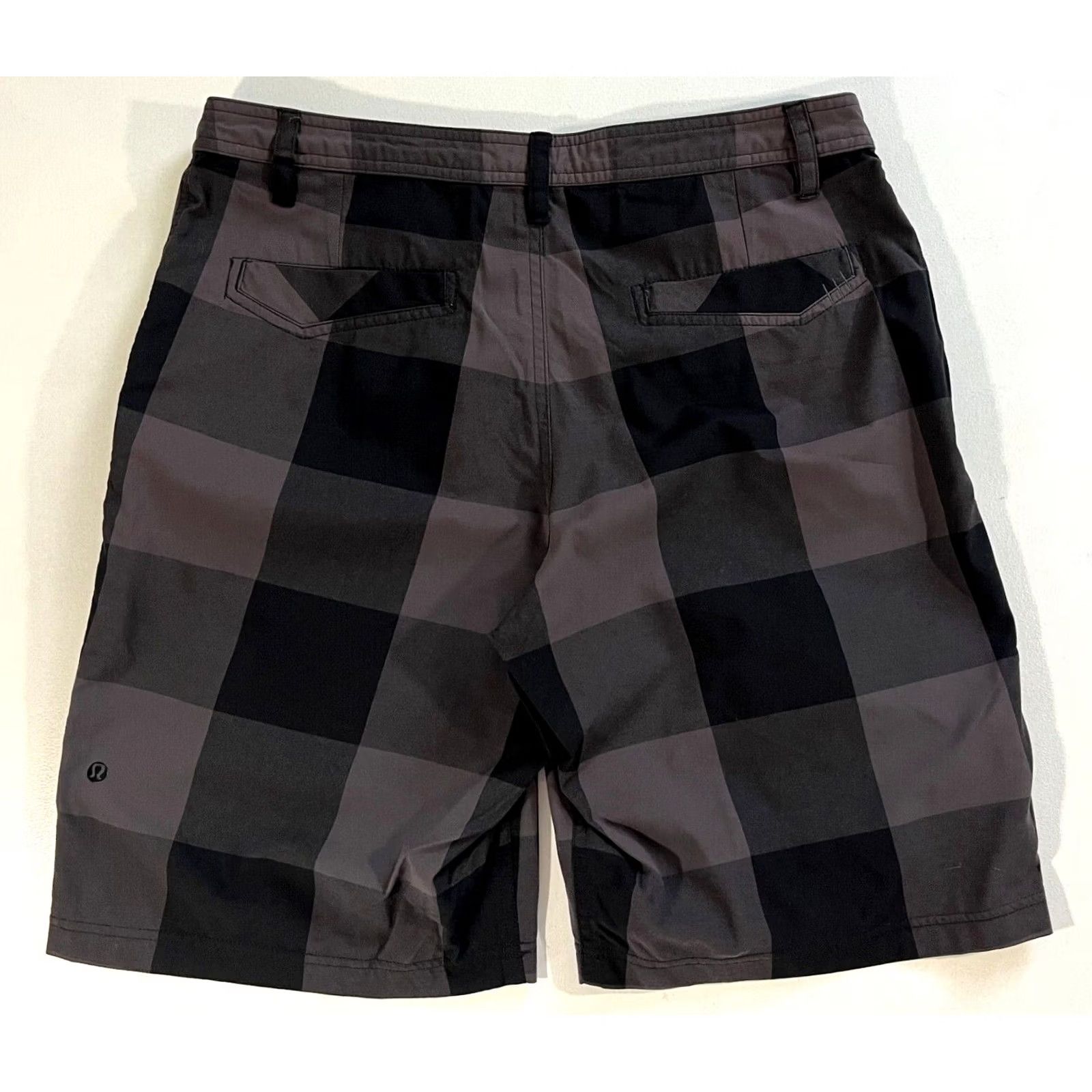 Lululemon Lululemon Kahuna Plaid Shorts Mens 34 Casual Chino 10" Inseam Black Gray Size US 34 / EU 50 - 2 Thumbnail