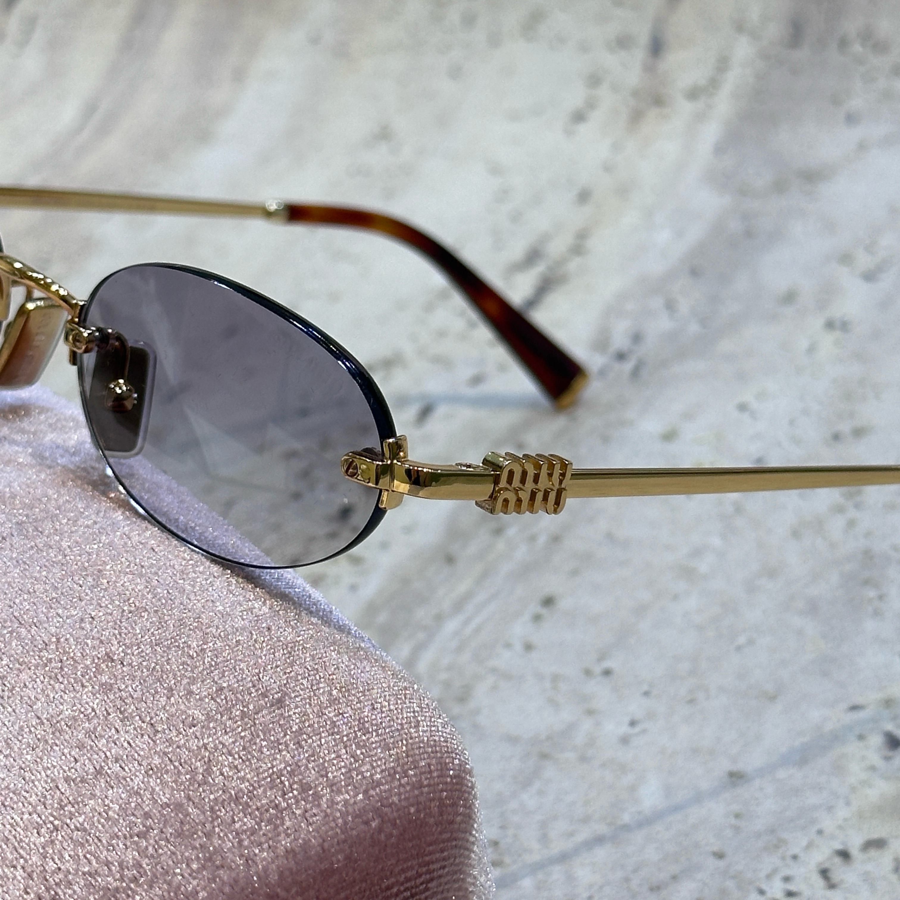 サングラス MiuMiu FW24 Miu Miu - 0MU A54S - 5AK04O (0MU A54S 5AK04O) MU A54S Miu Miu Sunglasses 5AK04O Gold - eye-oo.com