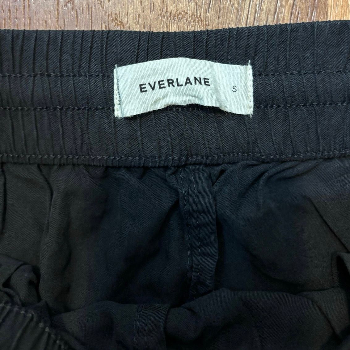 Everlane NWOT Everlane The Tapered Pant Butterlite Black Size Small Size 28" / US 6 / IT 42 - 6 Thumbnail