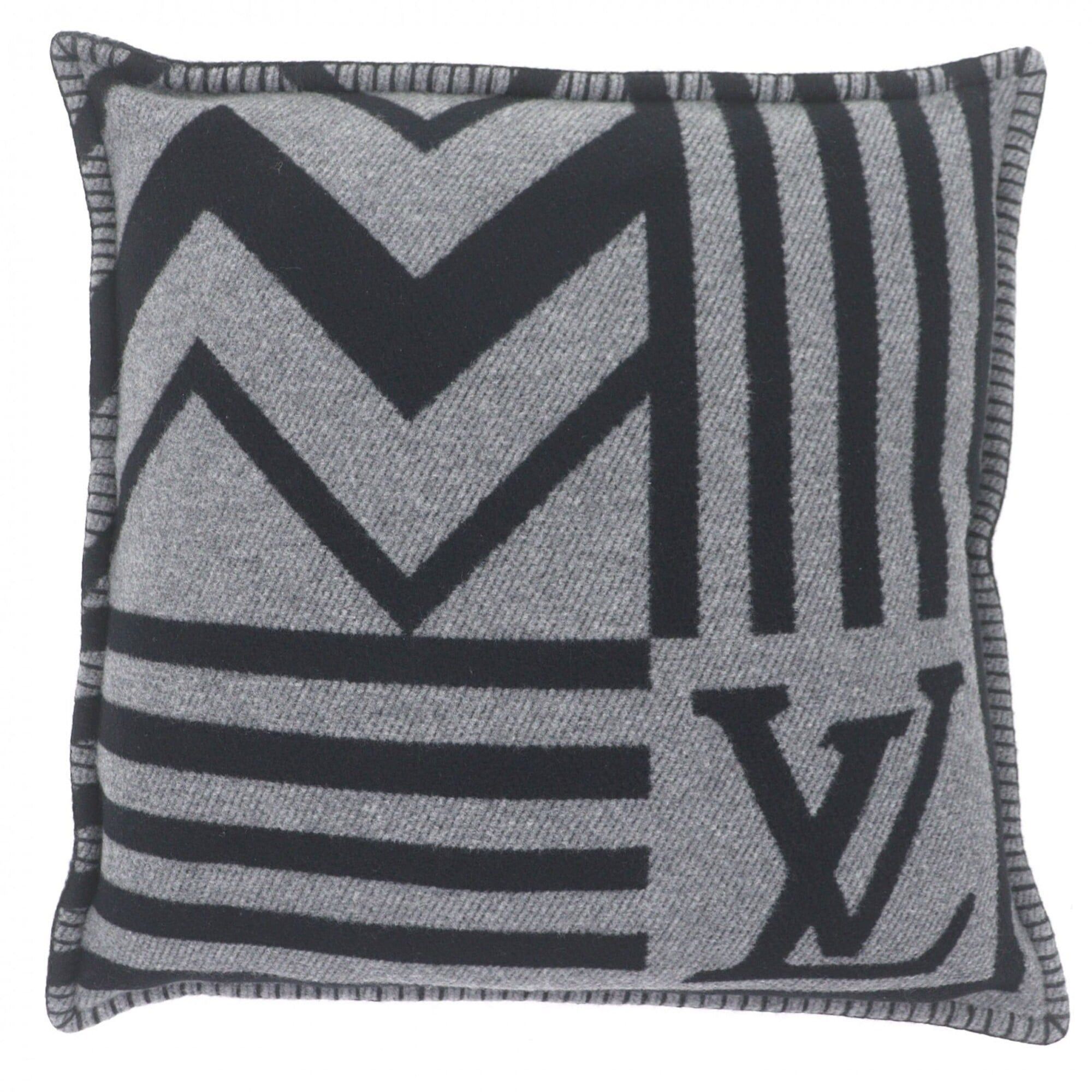 Louis Vuitton LOUIS VUITTON M79525 Cushion LV Summit Wool Cashmere Logo Anthracite Made in Italy Authentic Men's Bag (2023 model) Size ONE SIZE - 1 Thumbnail