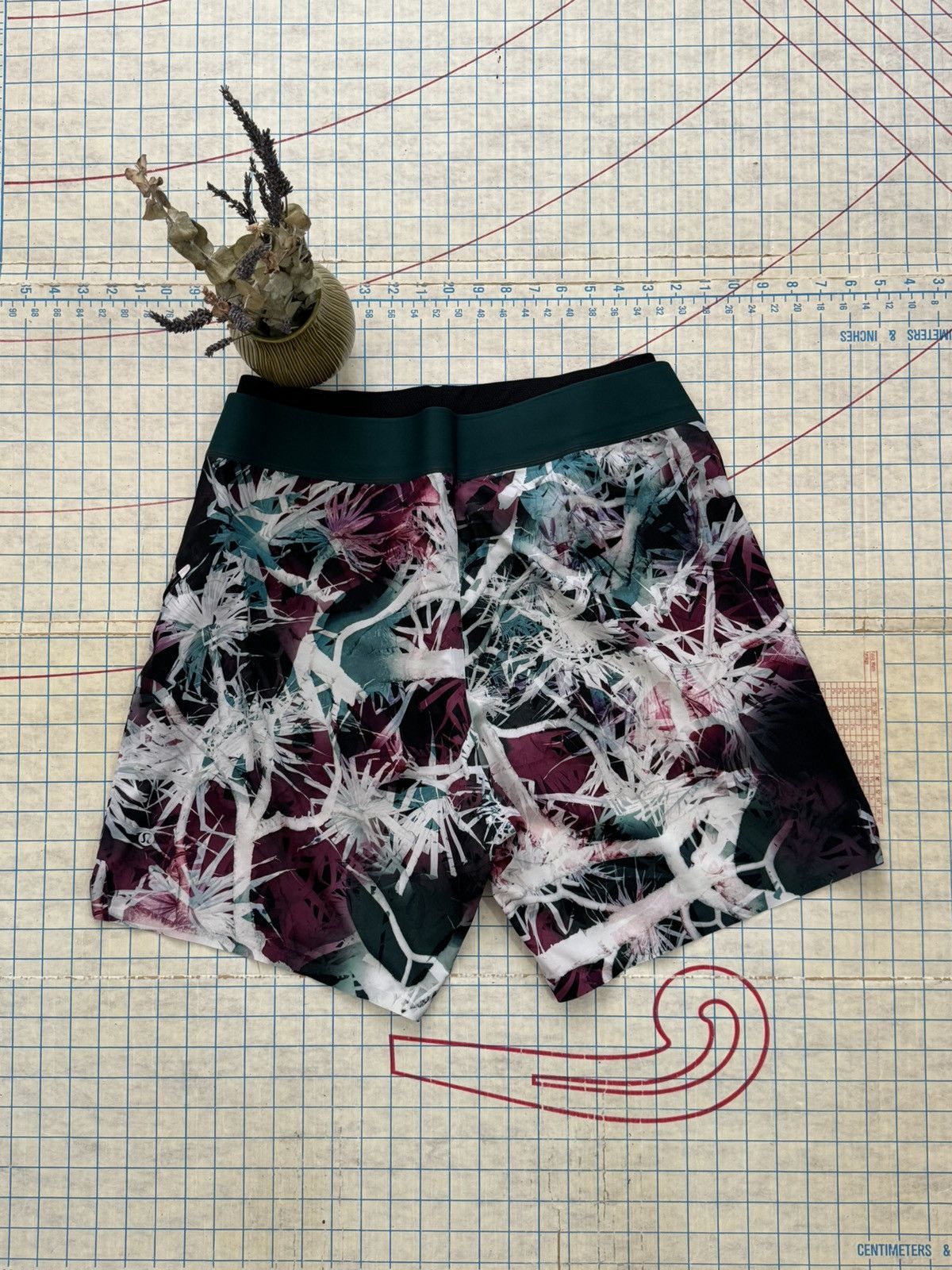 Lululemon Lululemon El Current Shorts 7” Lined Size 38 Palms Pattern Size US 38 / EU 54 - 5 Thumbnail
