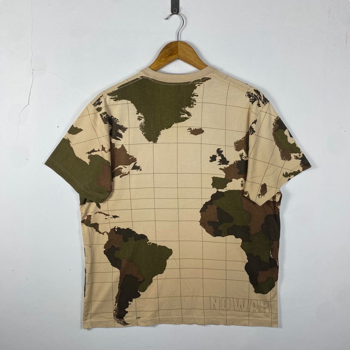 Vintage Vintage 00's Uniqlo World Map No War Graphic Tee Shirt Size US XL / EU 56 / 4 - 6 Thumbnail