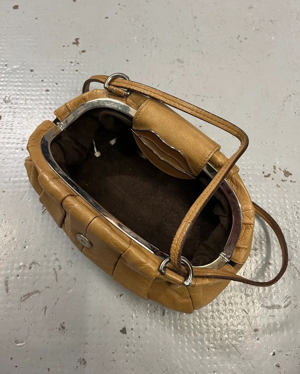 Yves Saint Laurent 2000s Yves Saint Laurent Lips Beige Leather Shoulder Bag by Tom Ford Size ONE SIZE - 11 Thumbnail