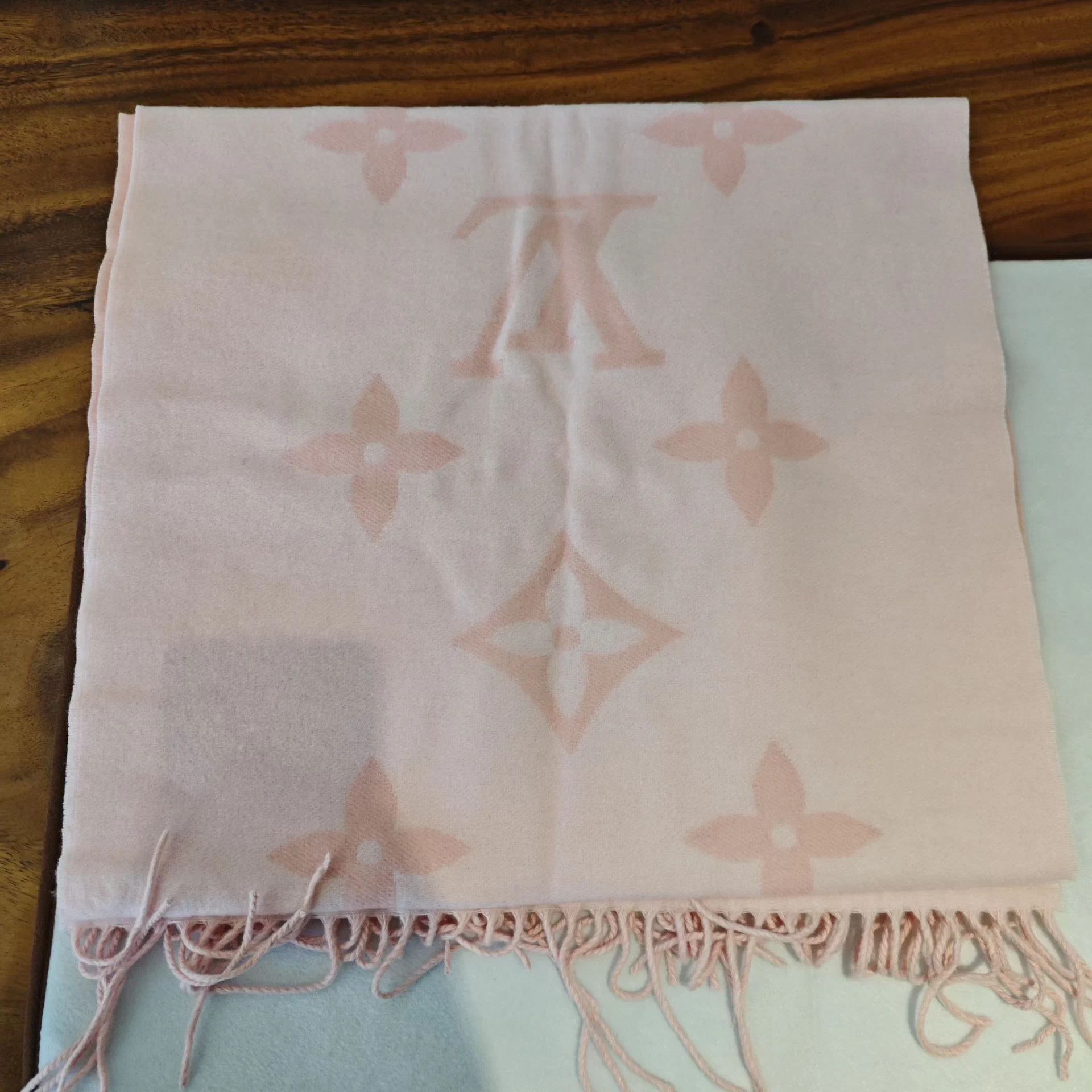 Louis Vuitton LV Cashmere Scarf 170x45 Pink Size ONE SIZE - 1 Thumbnail
