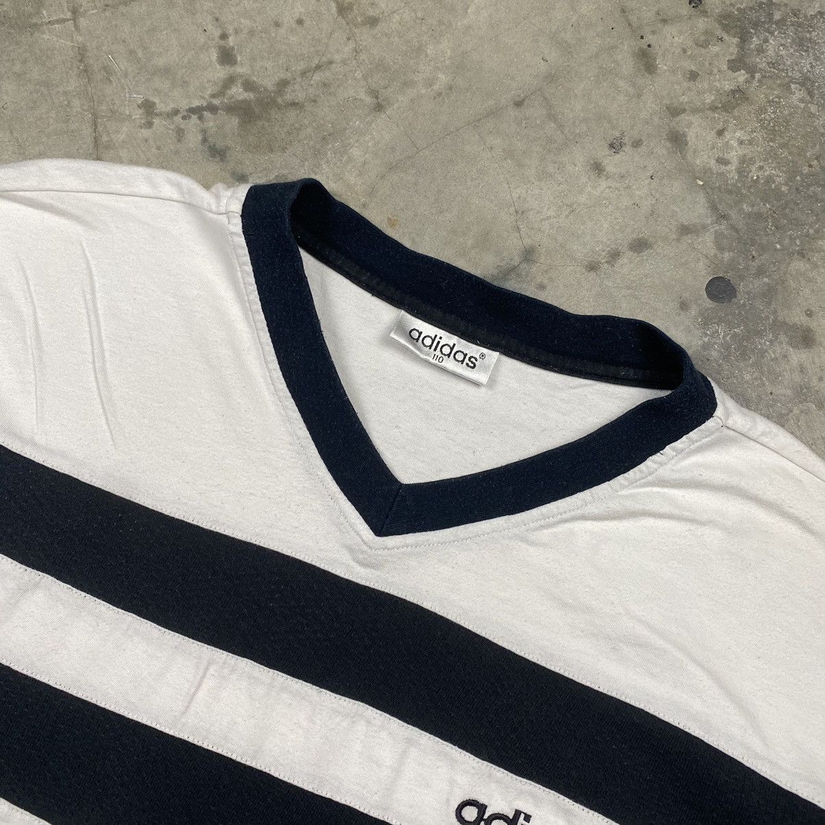 Adidas × Vintage Late 80s Adidas V Neck Boxy Tee Size US XL / EU 56 / 4 - 3 Thumbnail