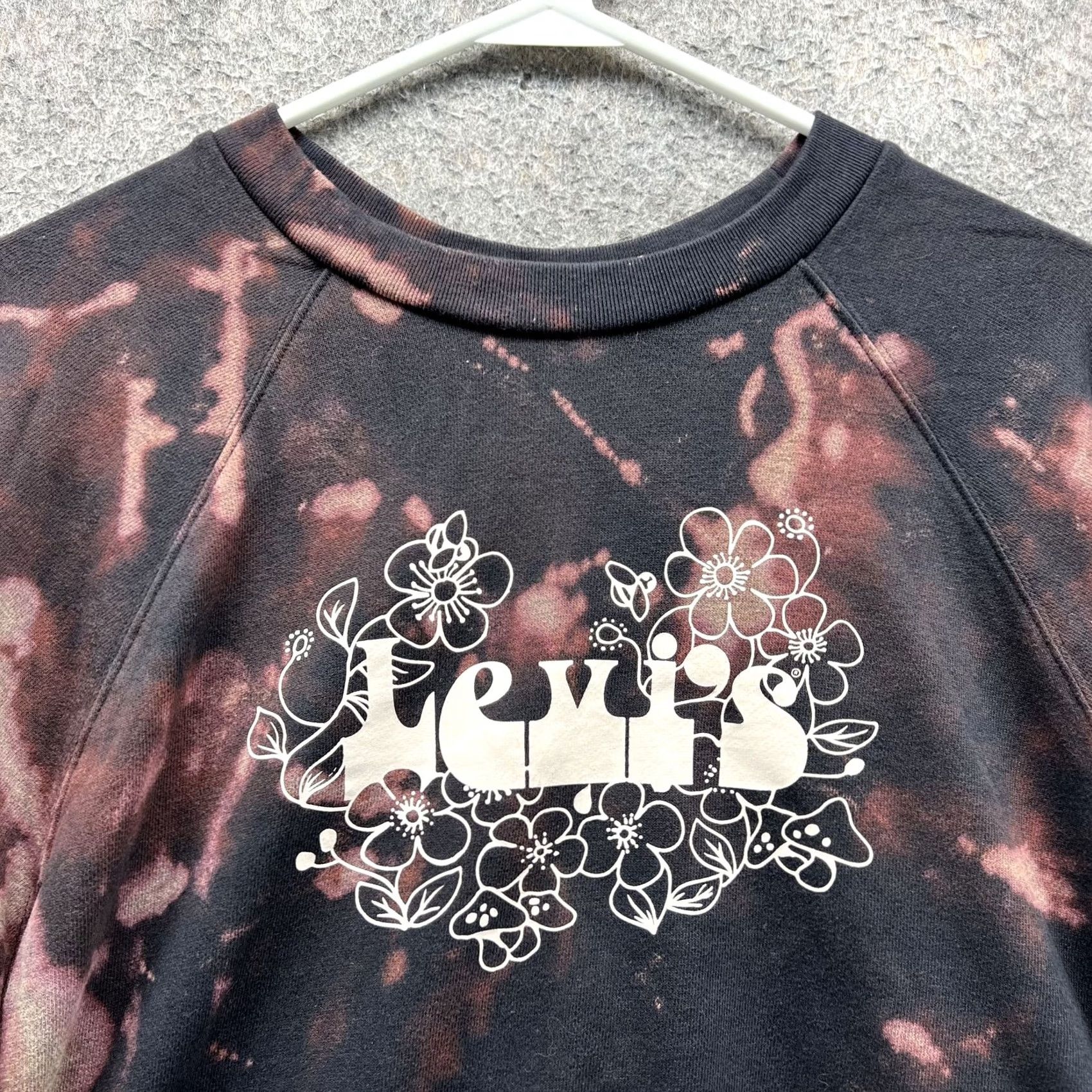 Levi's VINTAGE Levis Sweatshirt Womens Large Black Pink Bleach Flower Graphic Crewneck Pullover Size L / US 10 / IT 46 - 2 Thumbnail