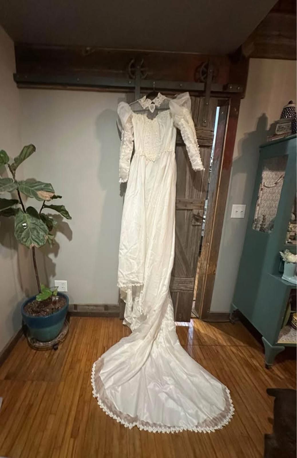 Unknown London Vintage White Long Sleeve Wedding Dress with Lace Details Size M / US 6-8 / IT 42-44 - 1 Thumbnail