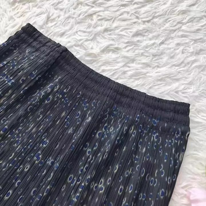 Issey Miyake Issey Miyake size:2 A black vintage skirt Size 23" - 2 Thumbnail