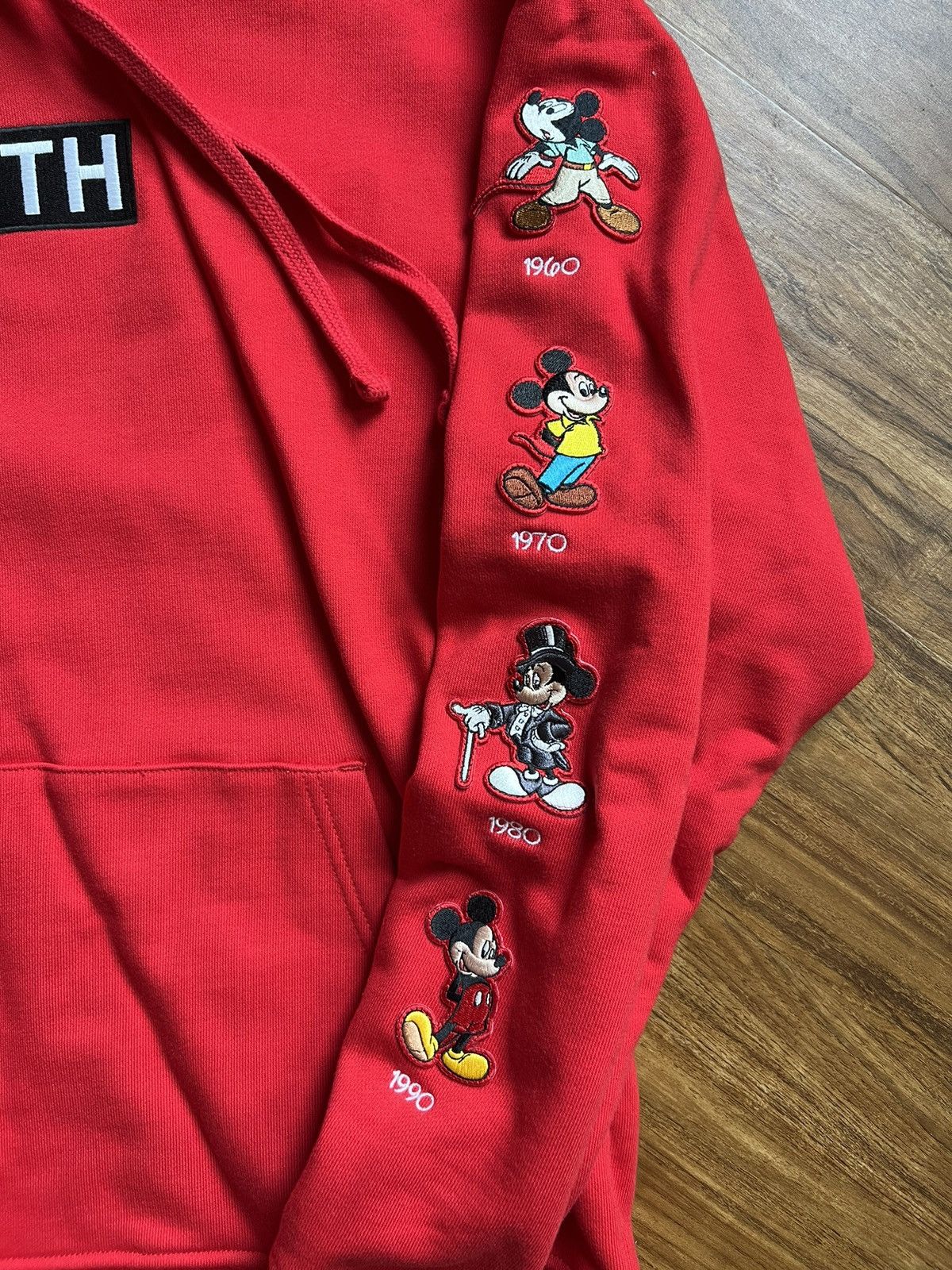 Disney × Kith KITH x Disney Red Sleeve Patches Hoodie FW19 NEW Size US S / EU 44-46 / 1 - 4 Thumbnail