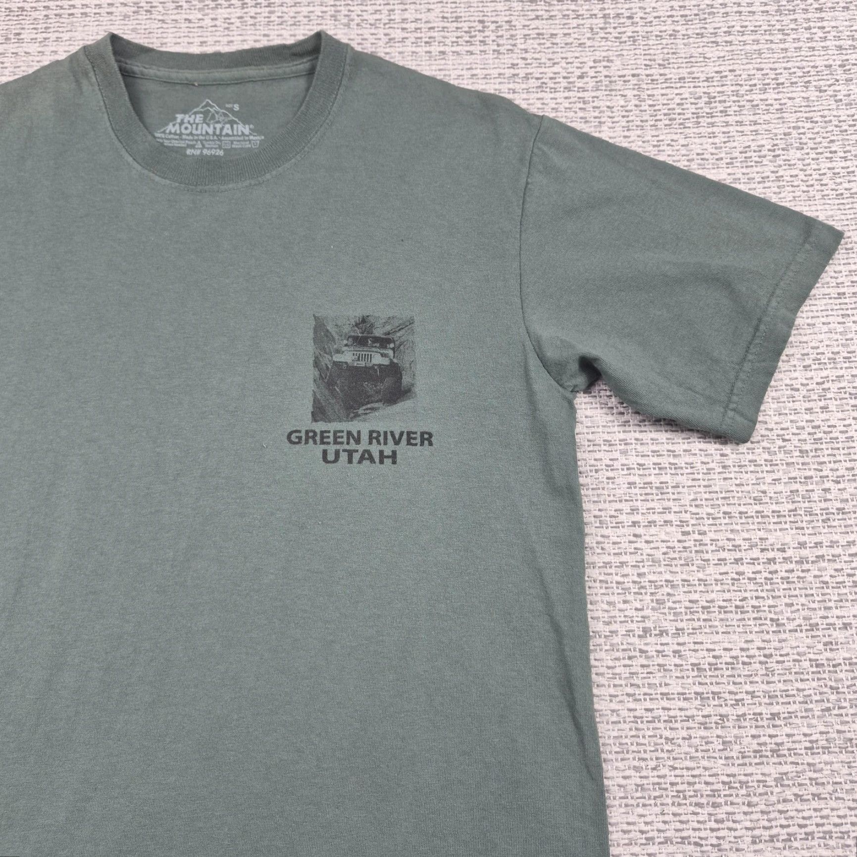 The Mountain The Mountain Shirt Mens Small Green Green River Utah 4 Wheeling God Graphic USA Shirt Mens S Green 4x4 Jeep Canyon Back God Religion Car Off-road USA Size US S / EU 44-46 / 1 - 5 Thumbnail